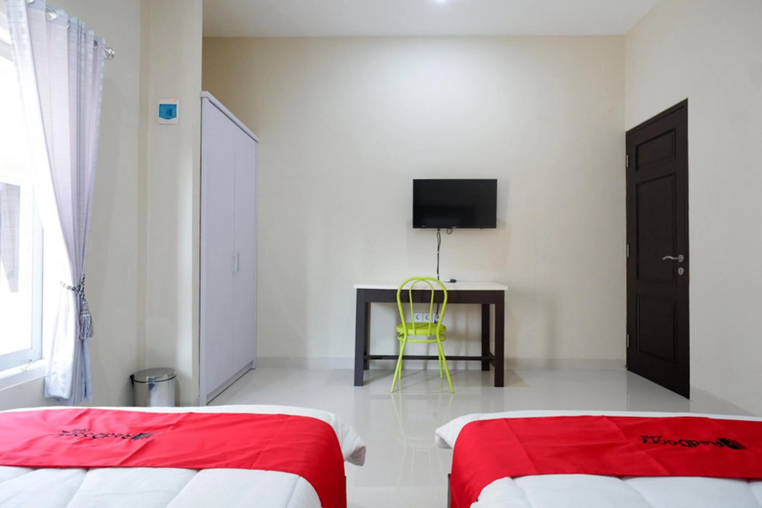 Bed in RedDoorz Syariah near RSUD Margono Purwokerto