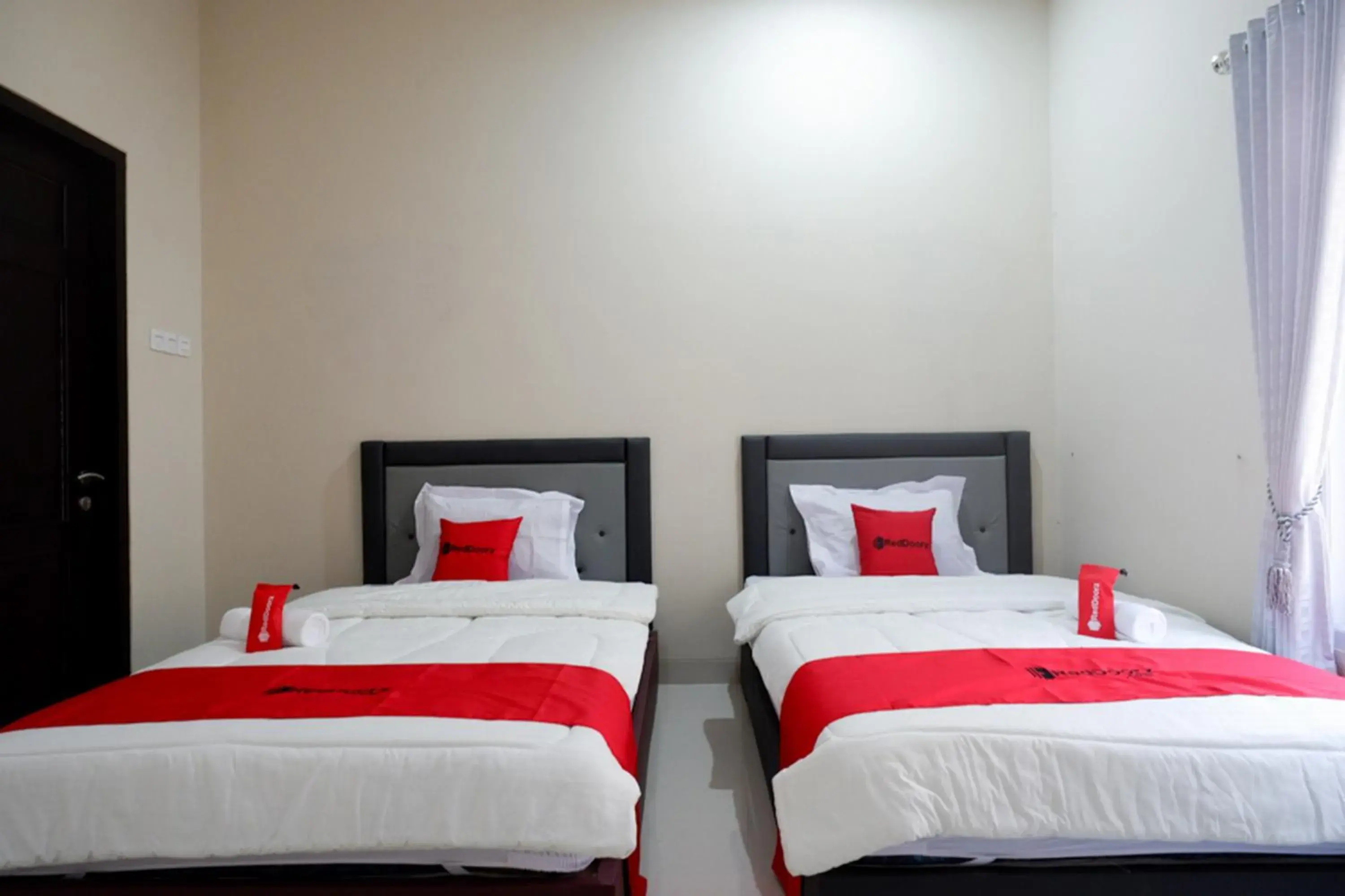 Bedroom, Bed in RedDoorz Syariah near RSUD Margono Purwokerto Bedroom, Bed in RedDoorz Syariah near RSUD Margono Purwokerto