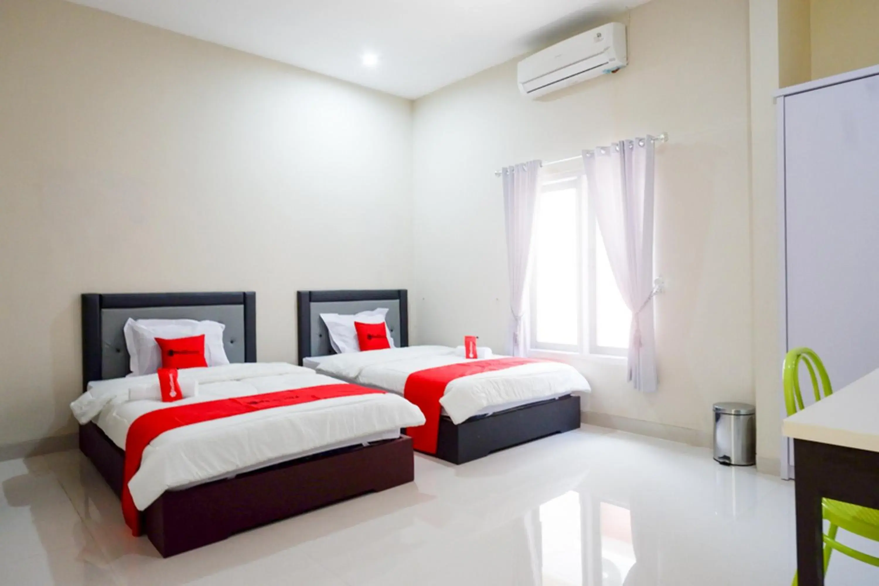 Bedroom, Bed in RedDoorz Syariah near RSUD Margono Purwokerto Bedroom, Bed in RedDoorz Syariah near RSUD Margono Purwokerto