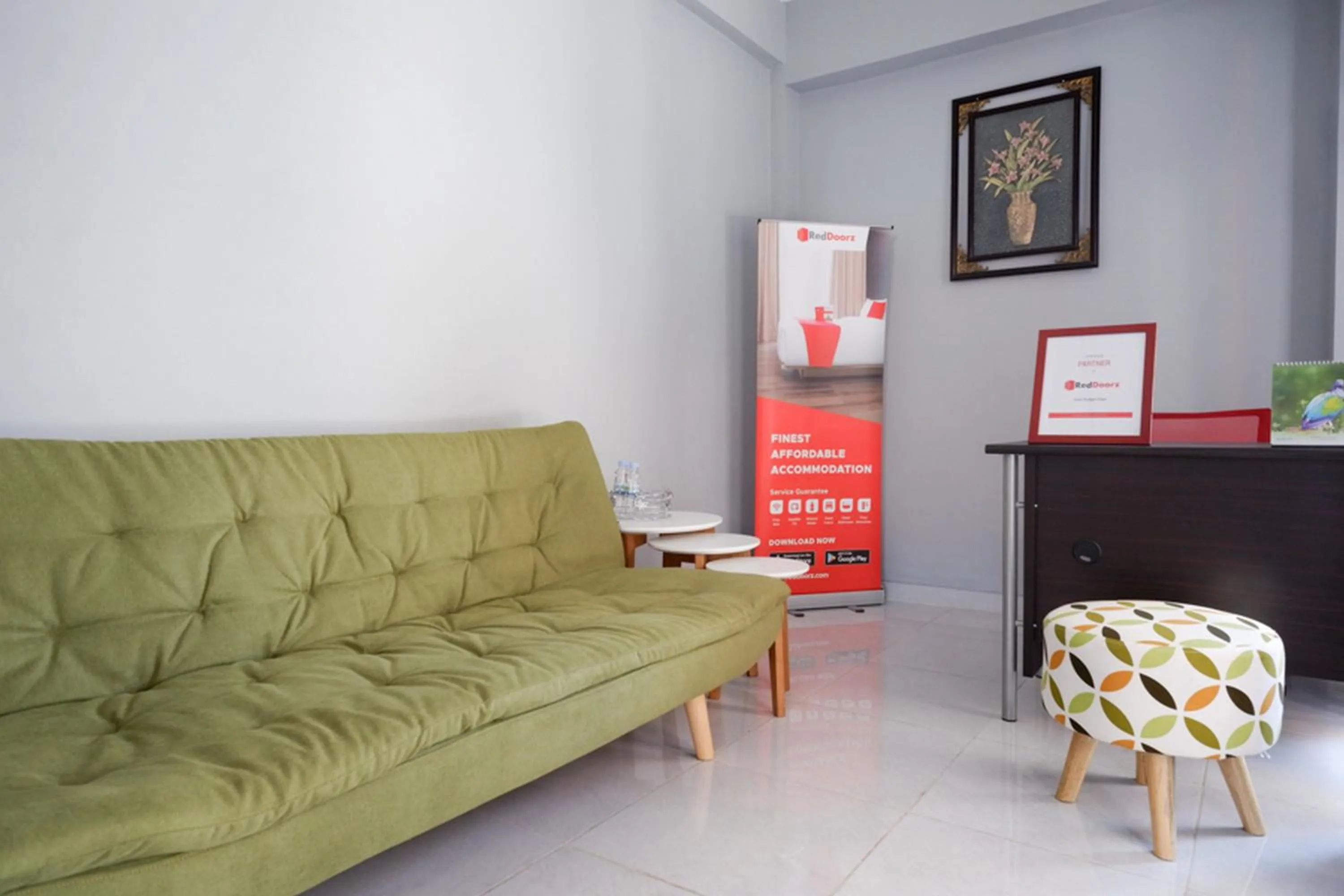 Seating area in RedDoorz Syariah near RSUD Margono Purwokerto