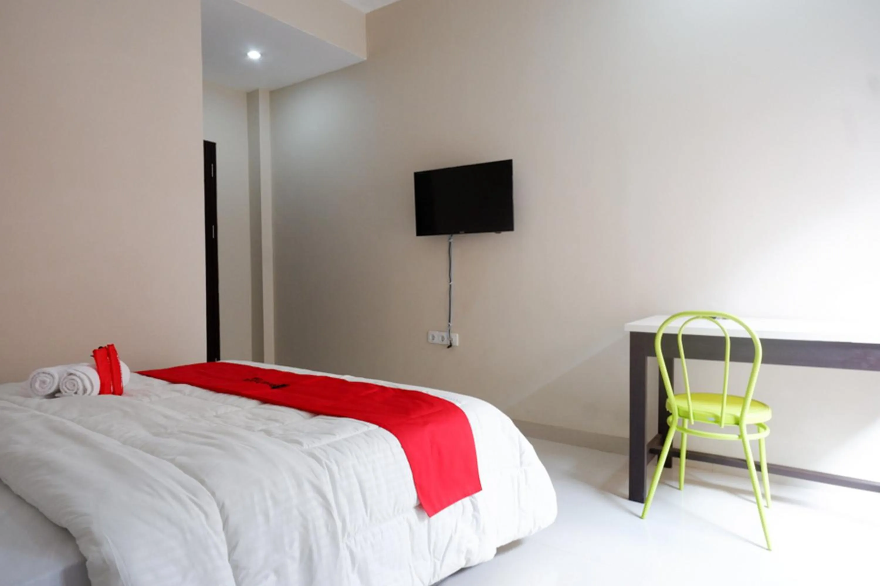 Bed in RedDoorz Syariah near RSUD Margono Purwokerto