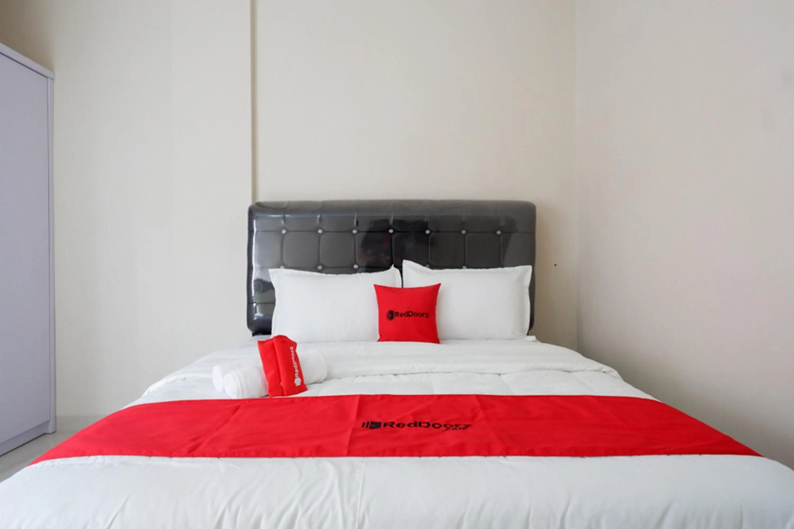 Bedroom, Bed in RedDoorz Syariah near RSUD Margono Purwokerto