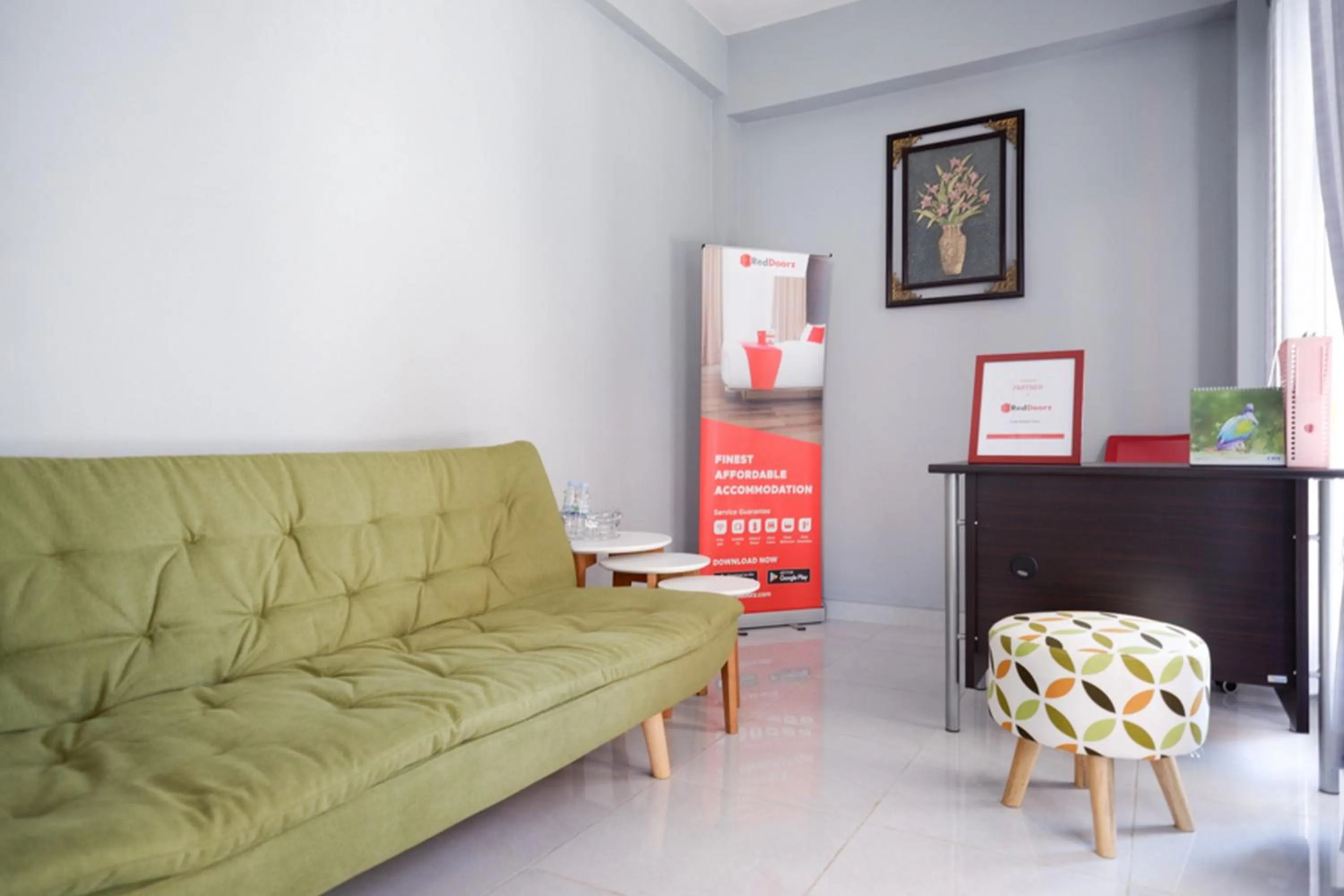 Seating area in RedDoorz Syariah near RSUD Margono Purwokerto