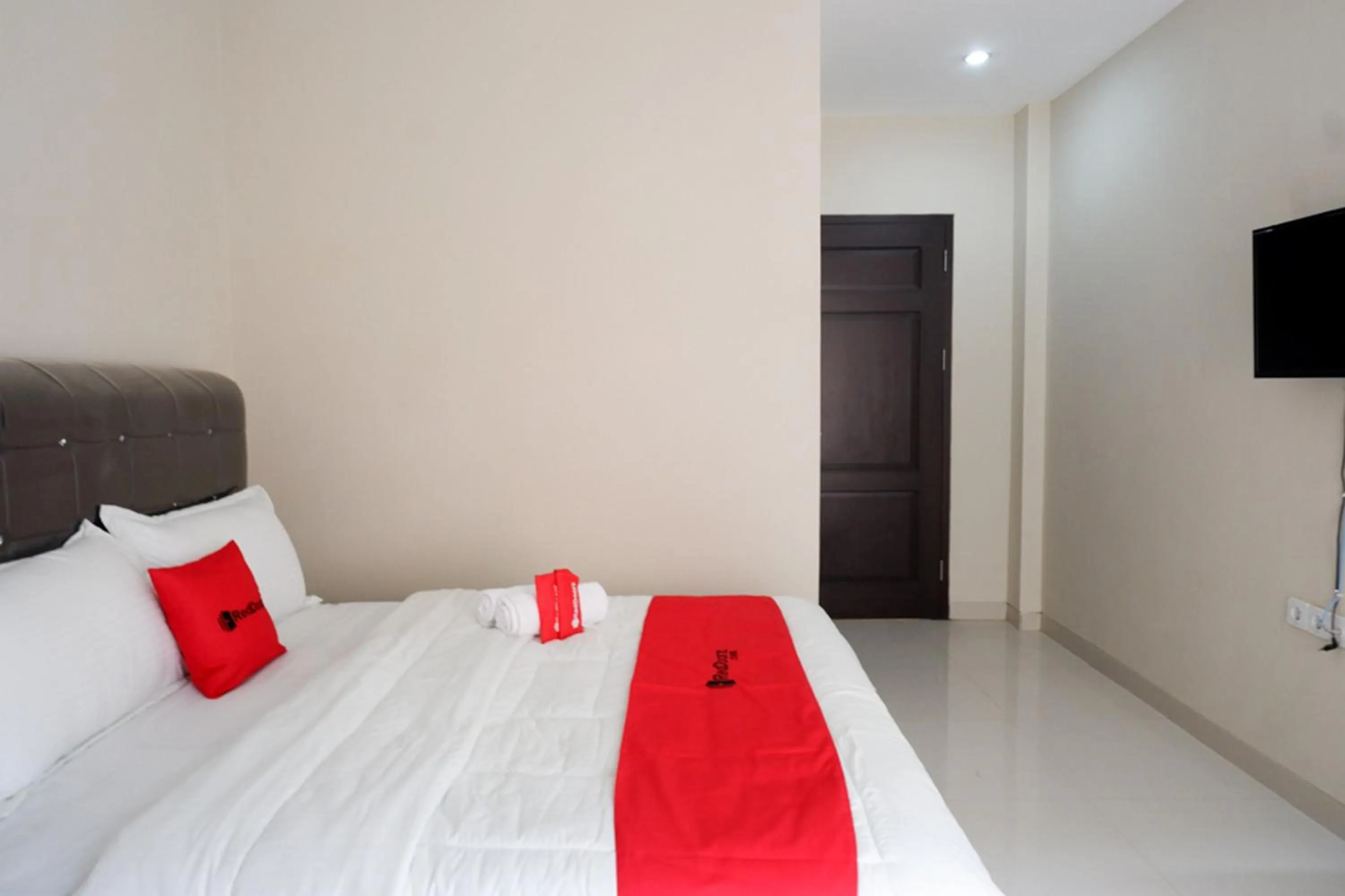Bedroom, Bed in RedDoorz Syariah near RSUD Margono Purwokerto