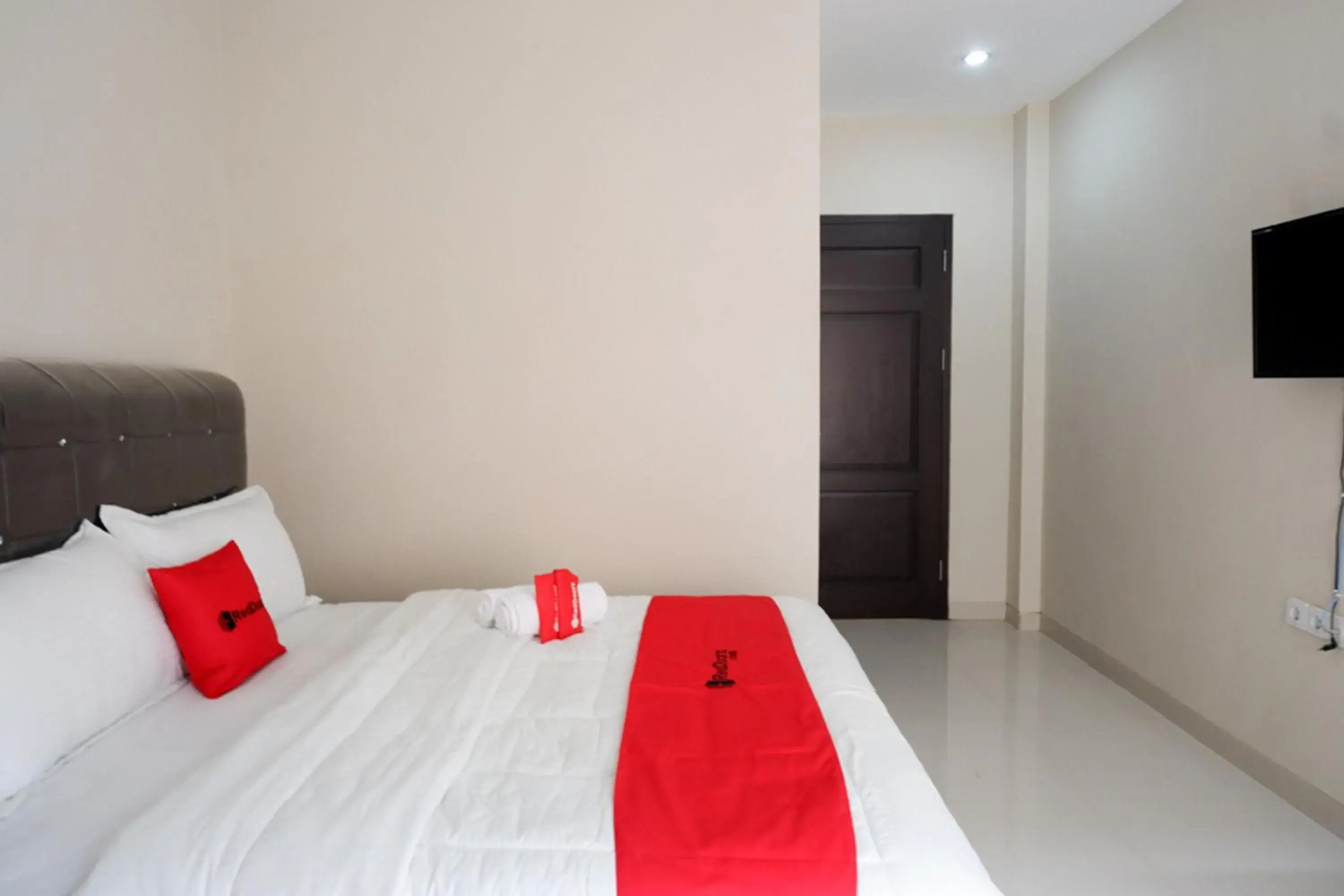 Bedroom, Bed in RedDoorz Syariah near RSUD Margono Purwokerto Bedroom, Bed in RedDoorz Syariah near RSUD Margono Purwokerto