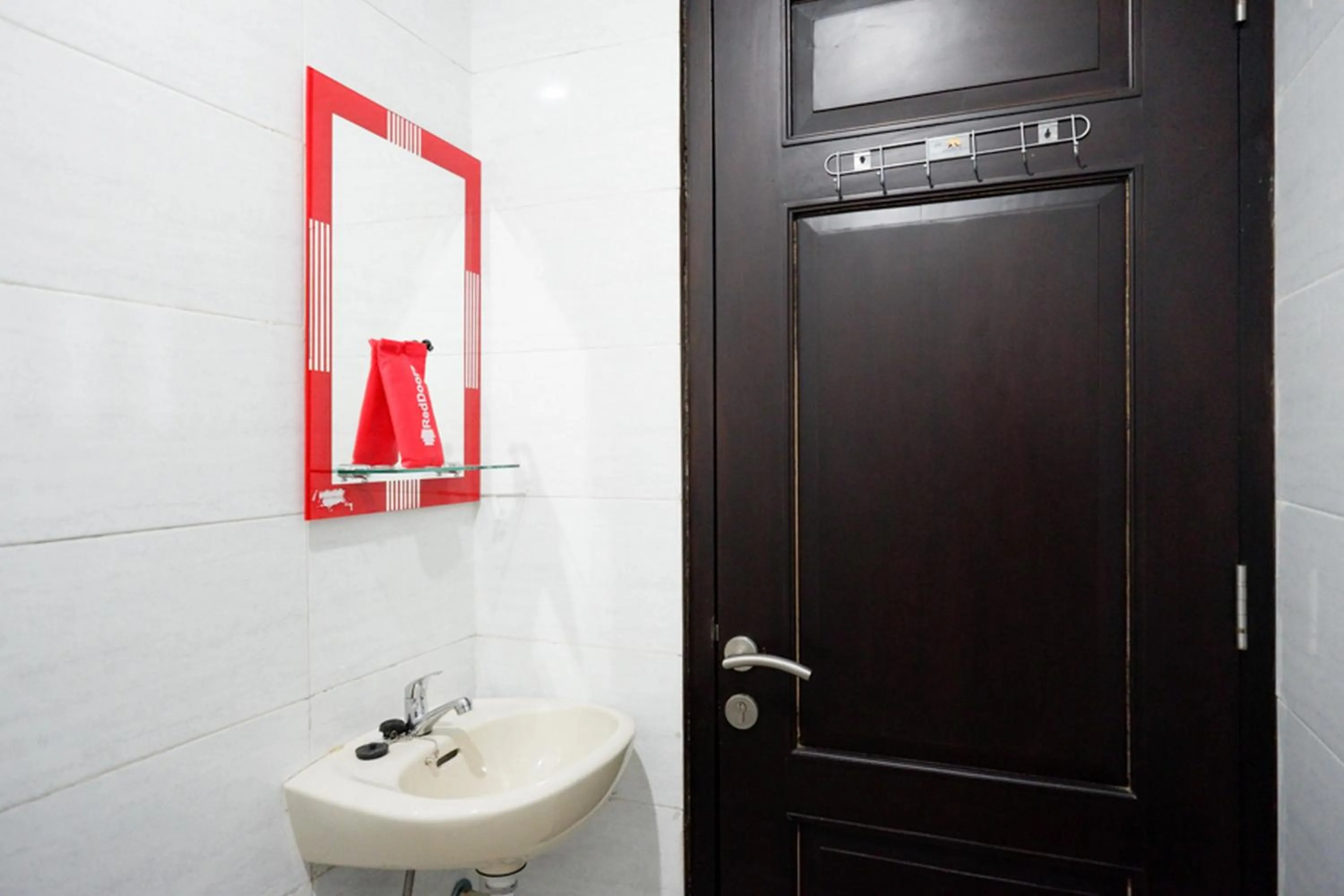 Bathroom in RedDoorz Syariah near RSUD Margono Purwokerto