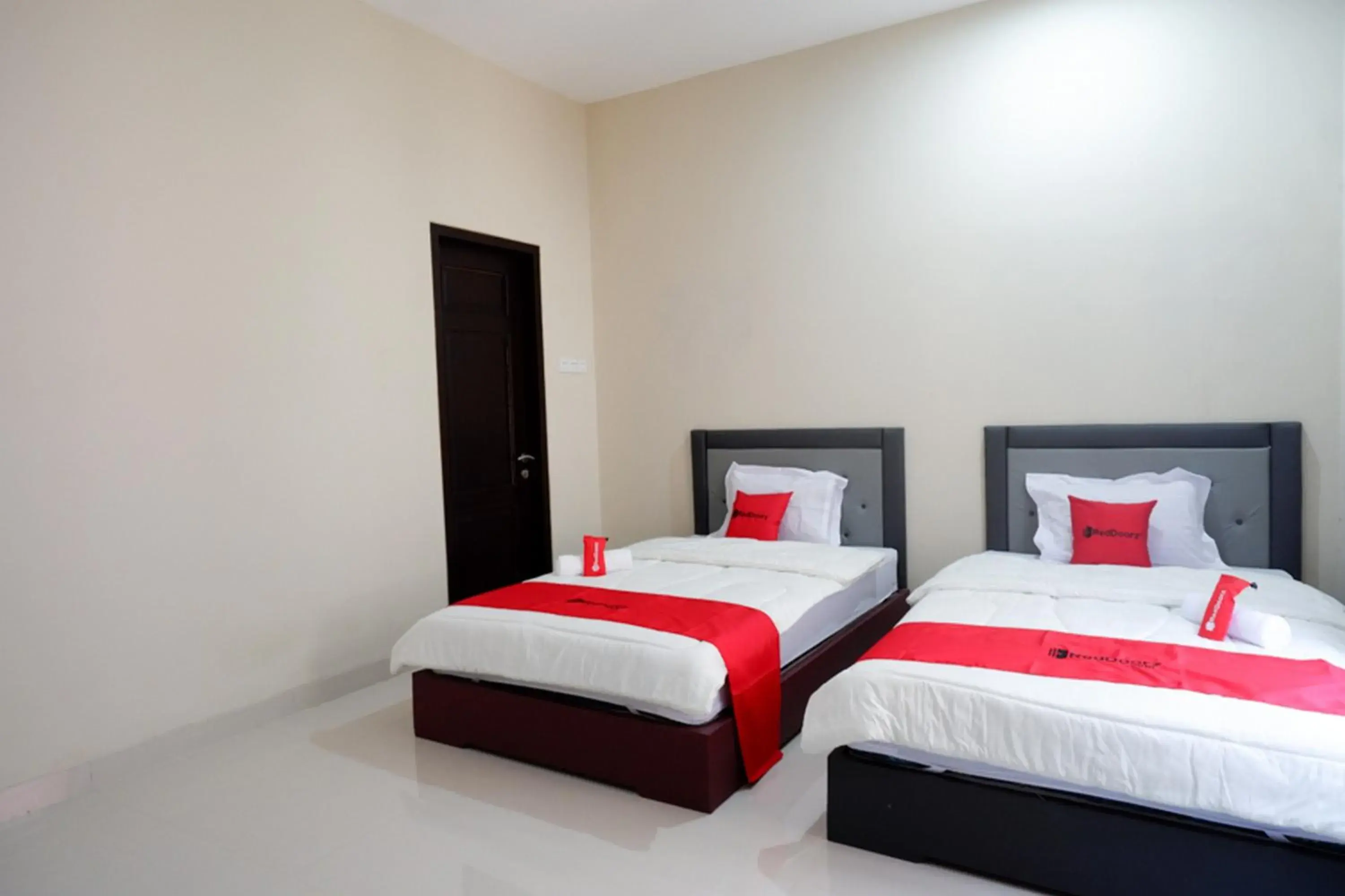 Twin Room in RedDoorz Syariah near RSUD Margono Purwokerto Twin Room in RedDoorz Syariah near RSUD Margono Purwokerto