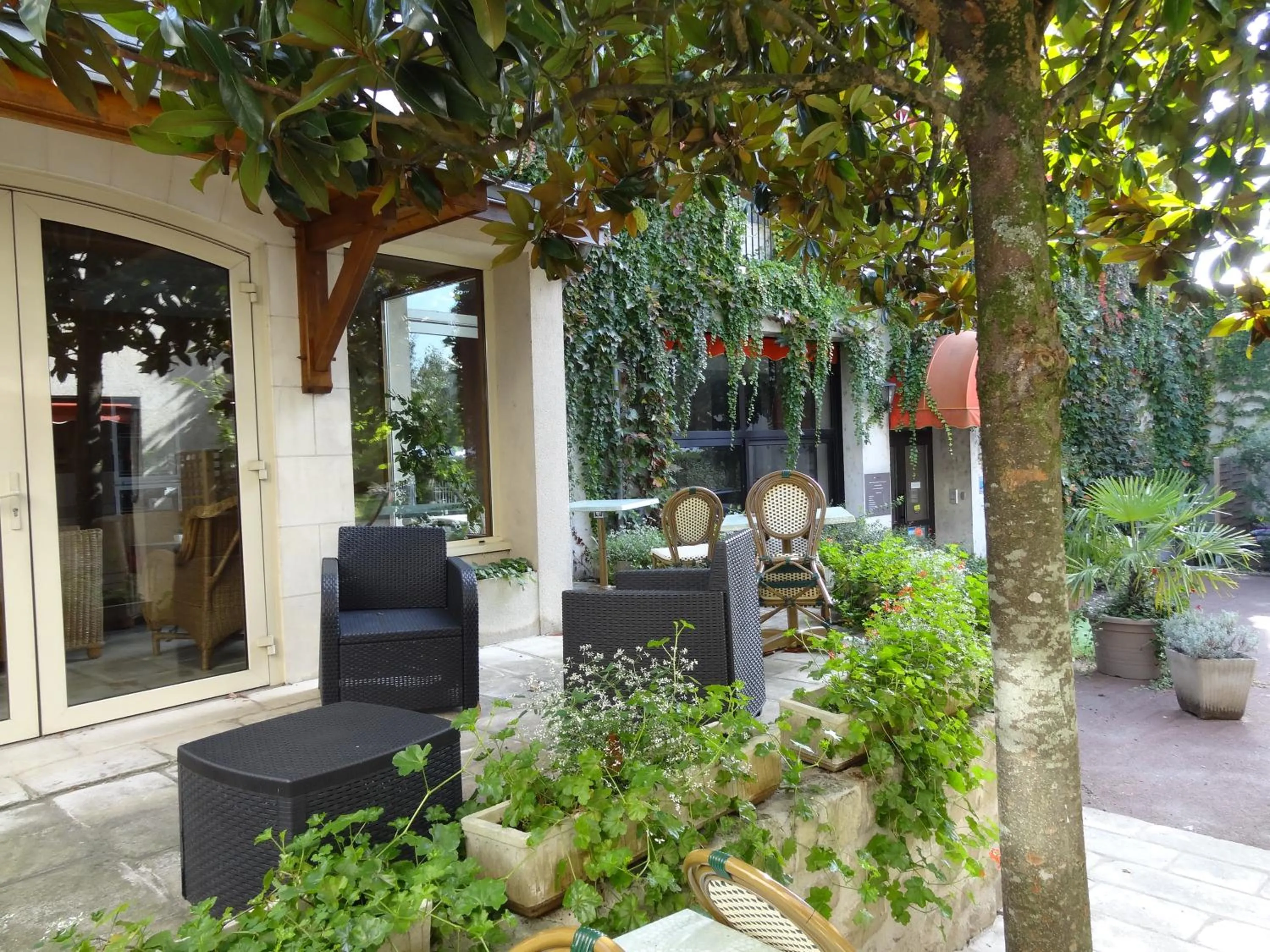 Patio in Hotel Val De Loire