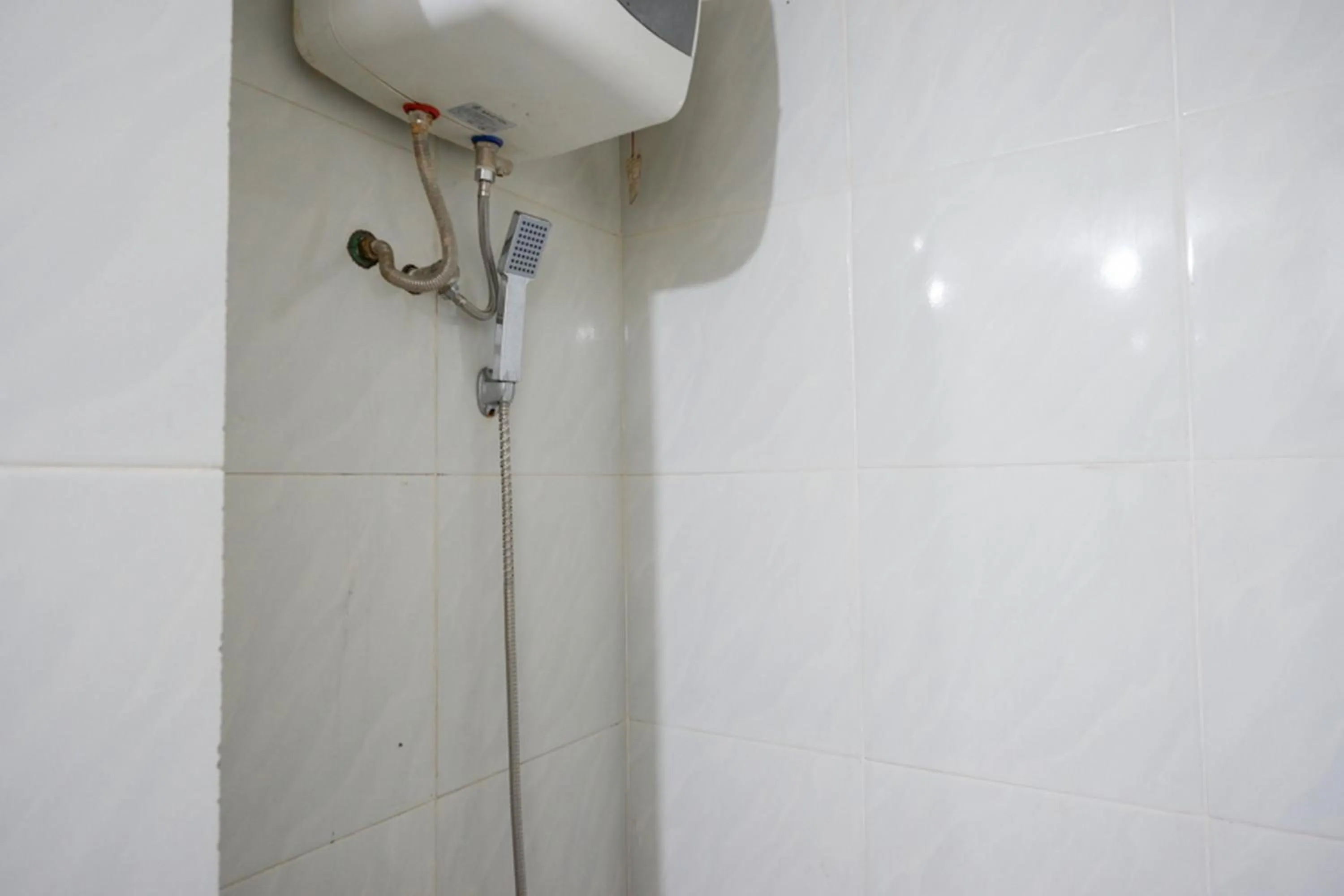 Bathroom in RedDoorz Plus at Hotel Srikandi Kendari