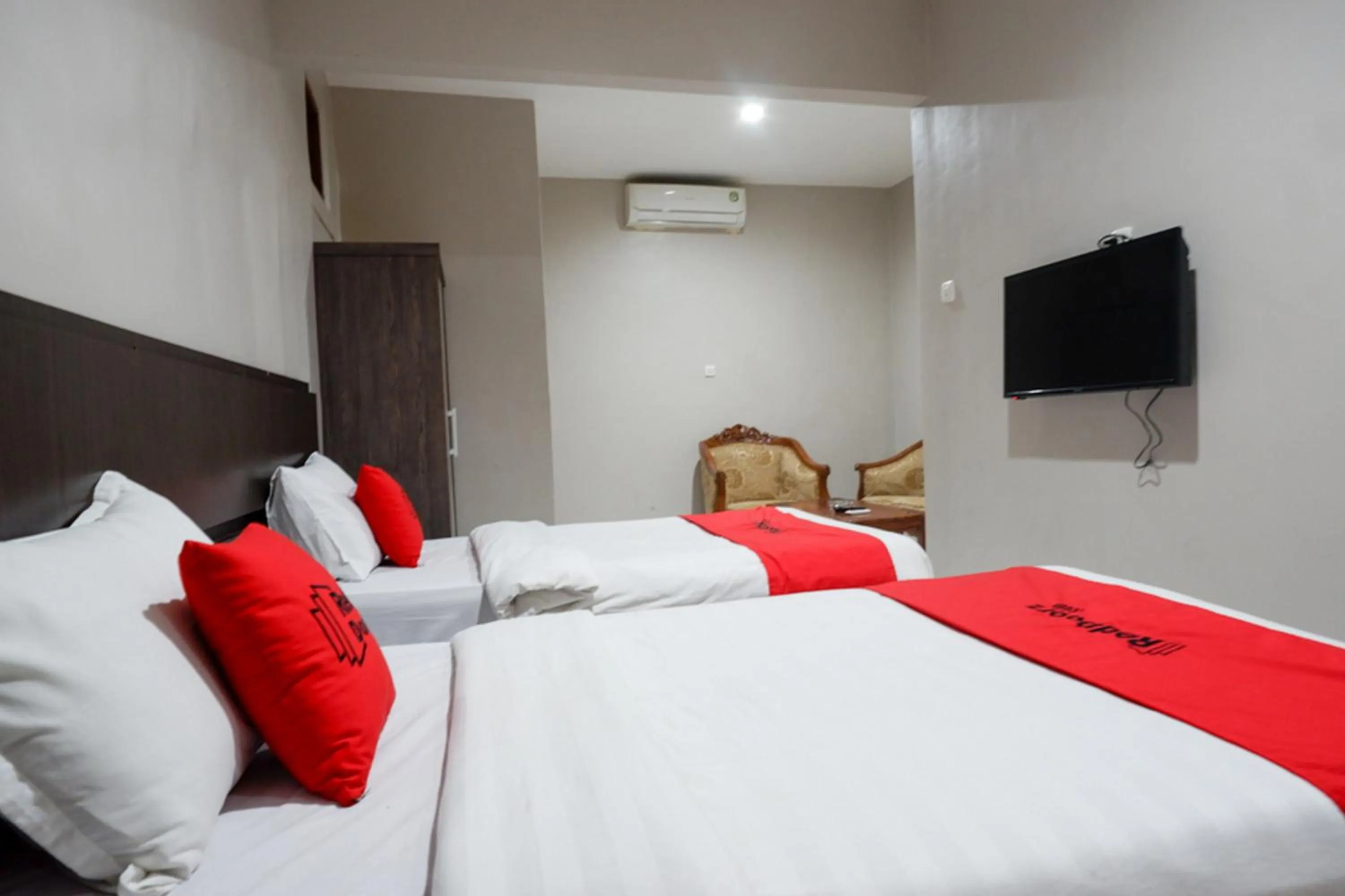 Bedroom, Bed in RedDoorz Plus at Hotel Srikandi Kendari