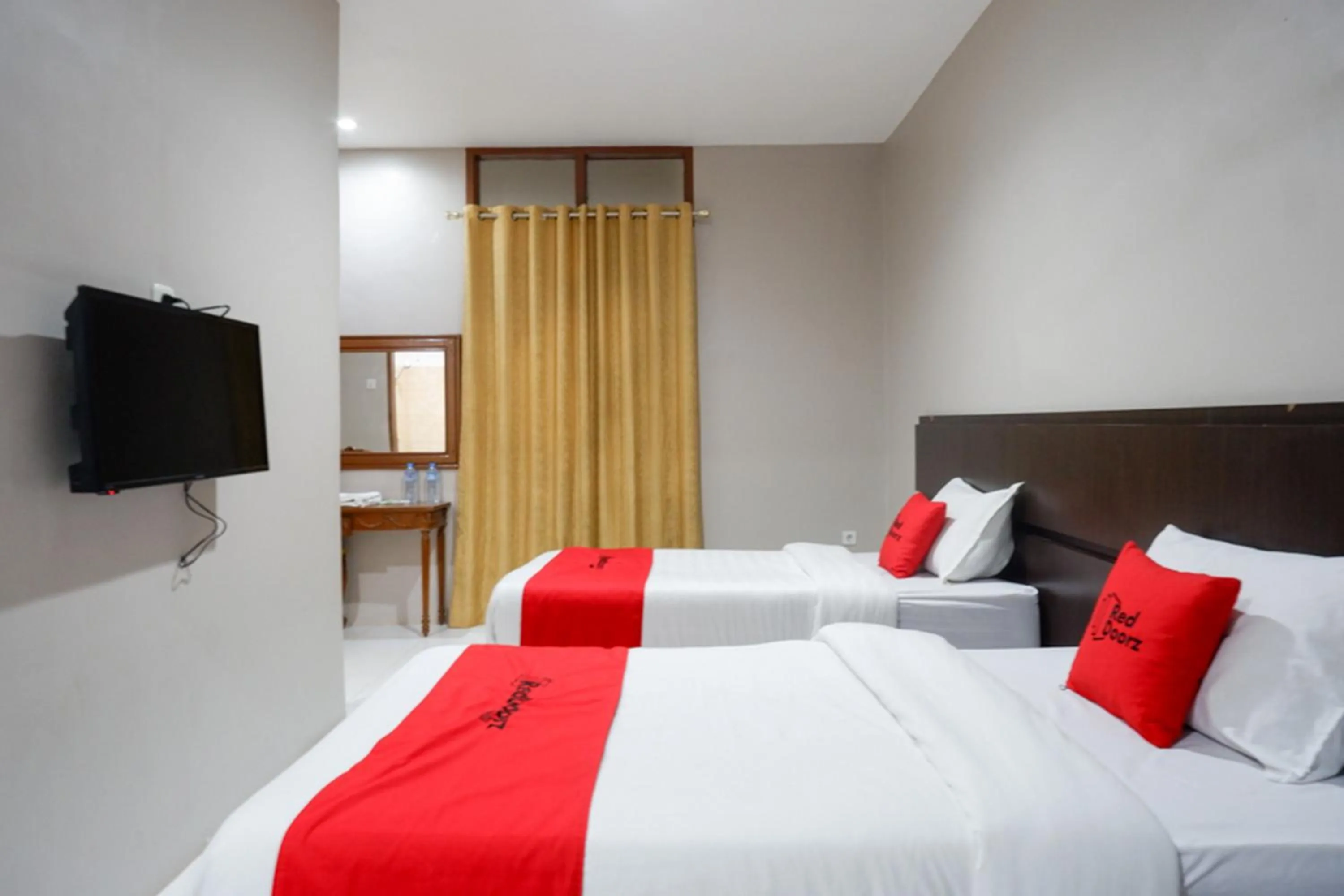 Bedroom, Bed in RedDoorz Plus at Hotel Srikandi Kendari