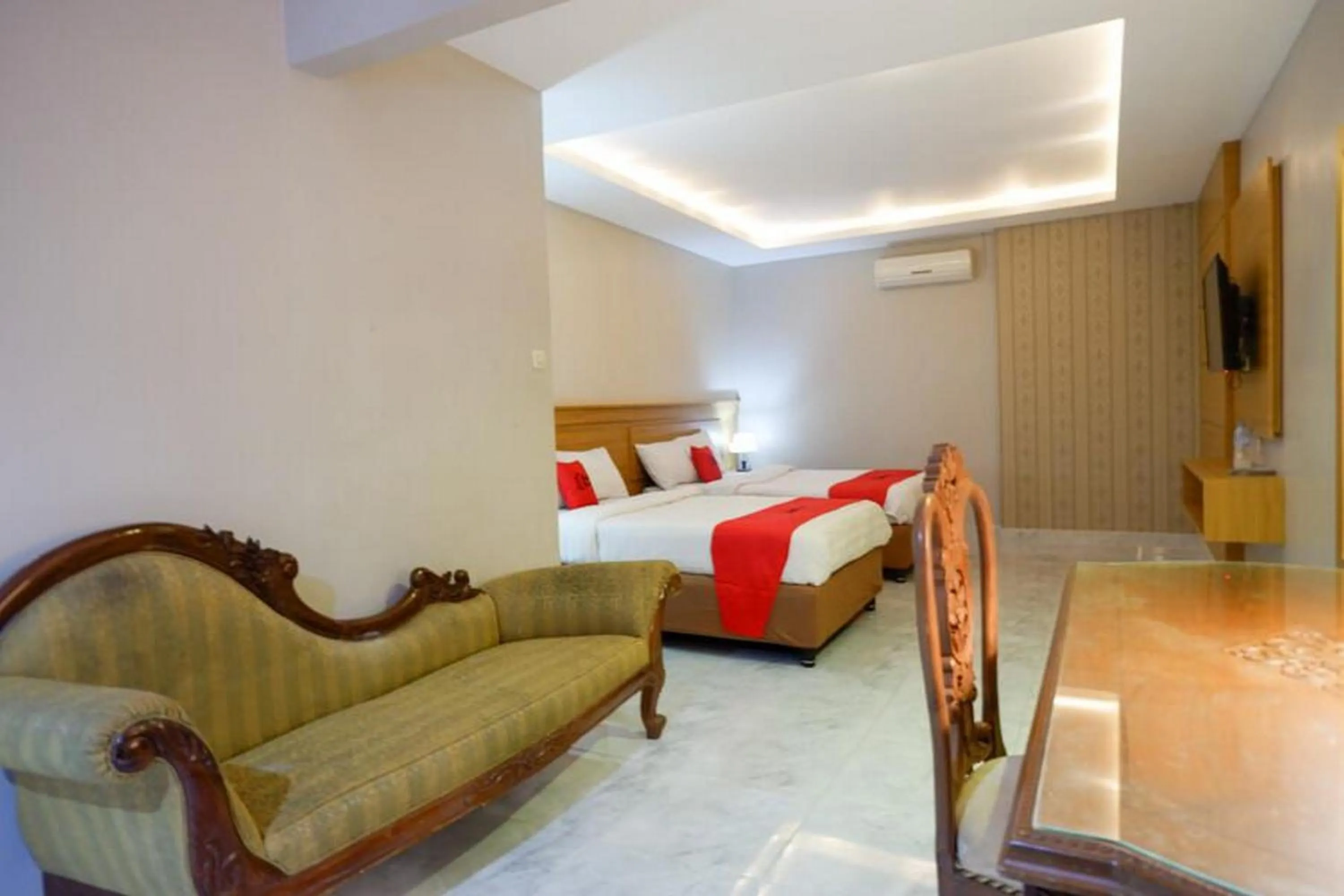 Bedroom, Bed in RedDoorz Plus at Hotel Srikandi Kendari