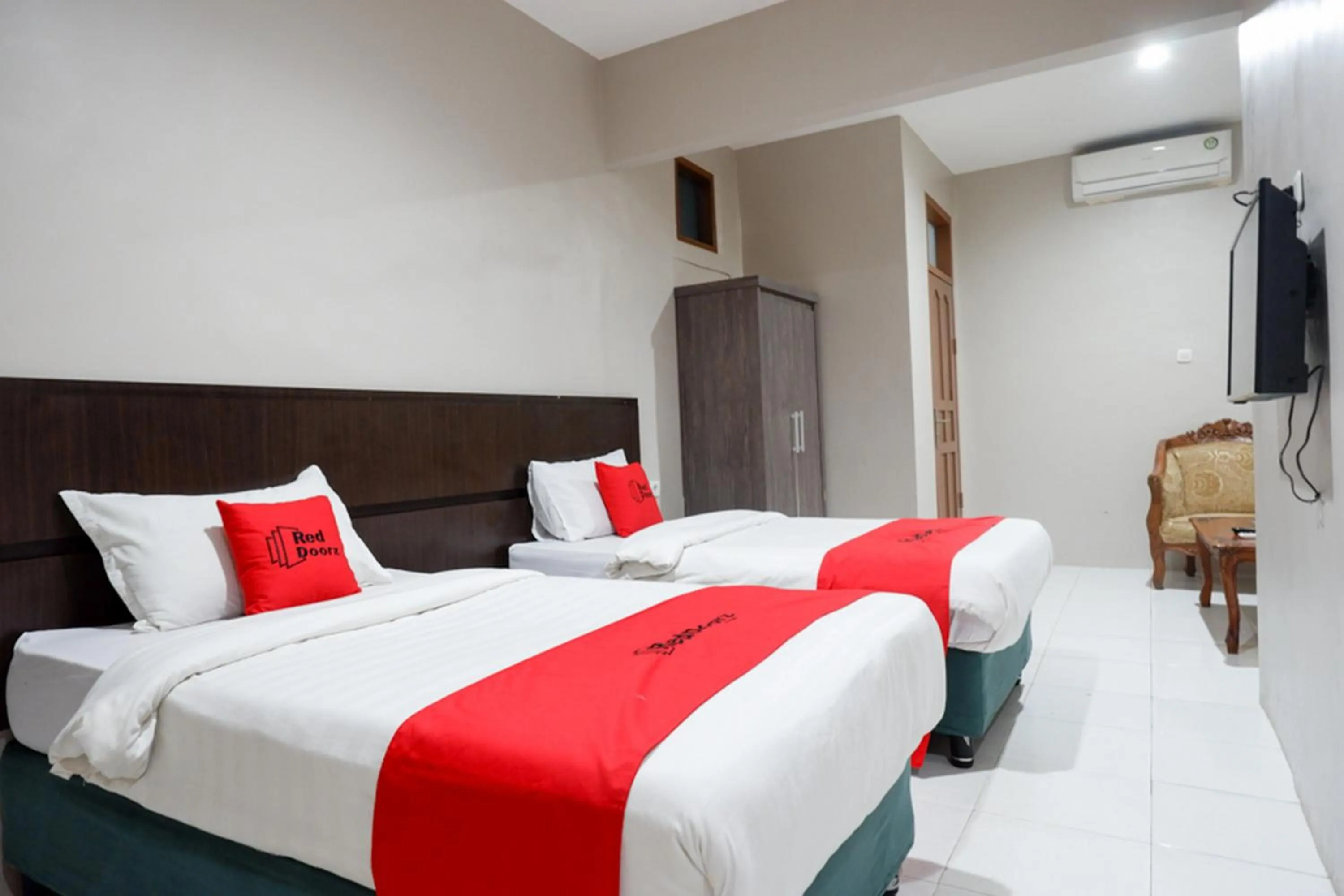 Bedroom, Bed in RedDoorz Plus at Hotel Srikandi Kendari