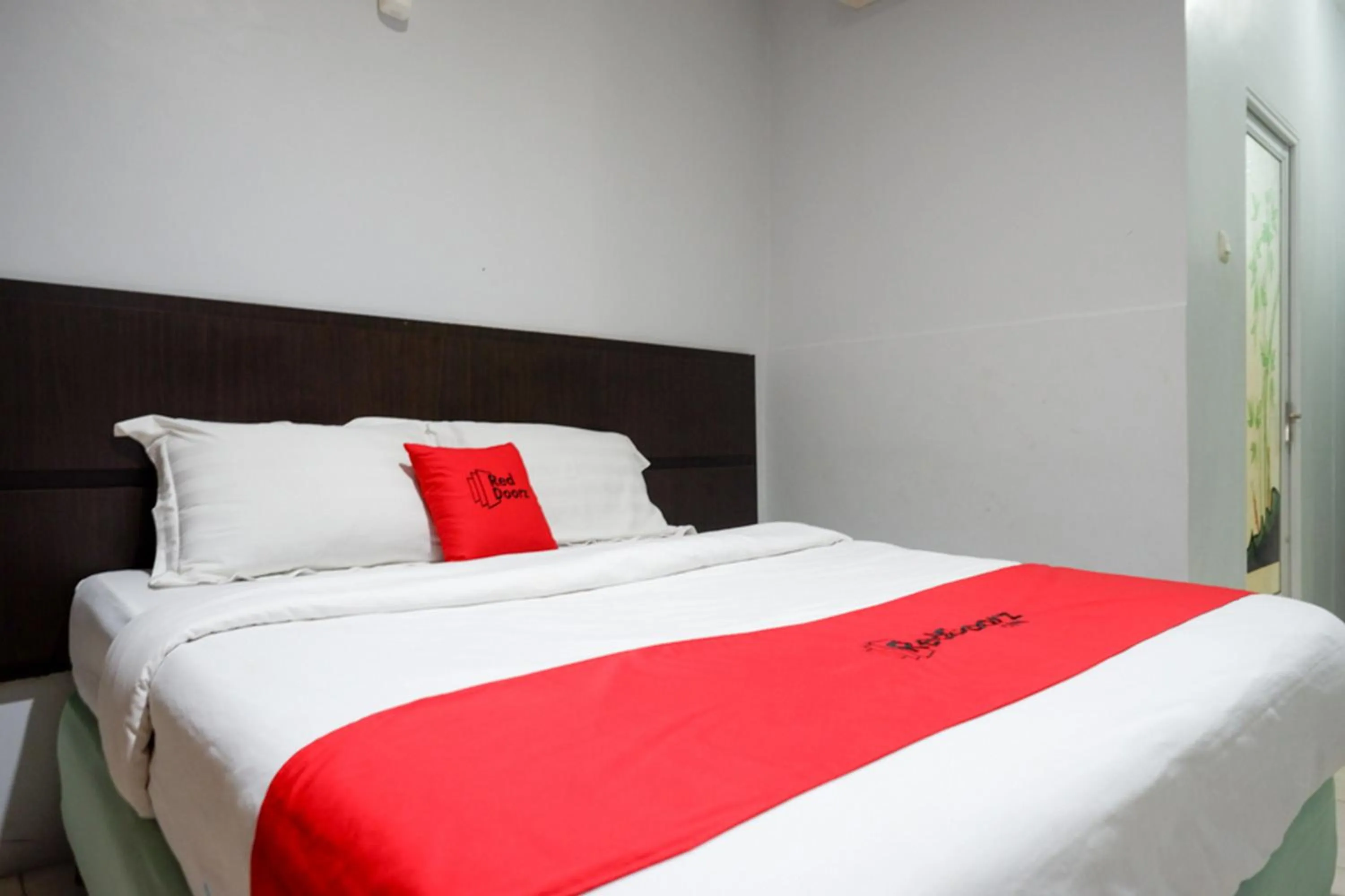Bedroom, Bed in RedDoorz Plus at Hotel Srikandi Kendari