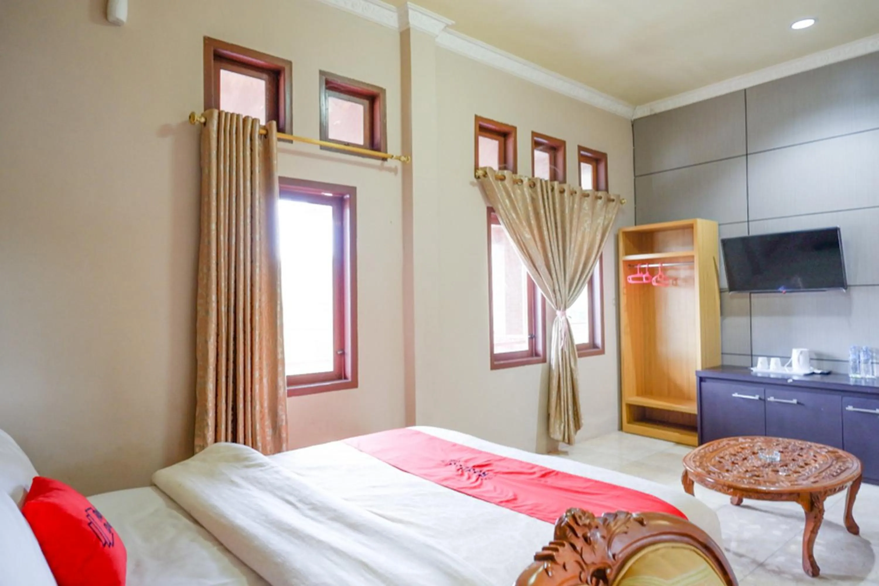 Bedroom, Bed in RedDoorz Plus at Hotel Srikandi Kendari
