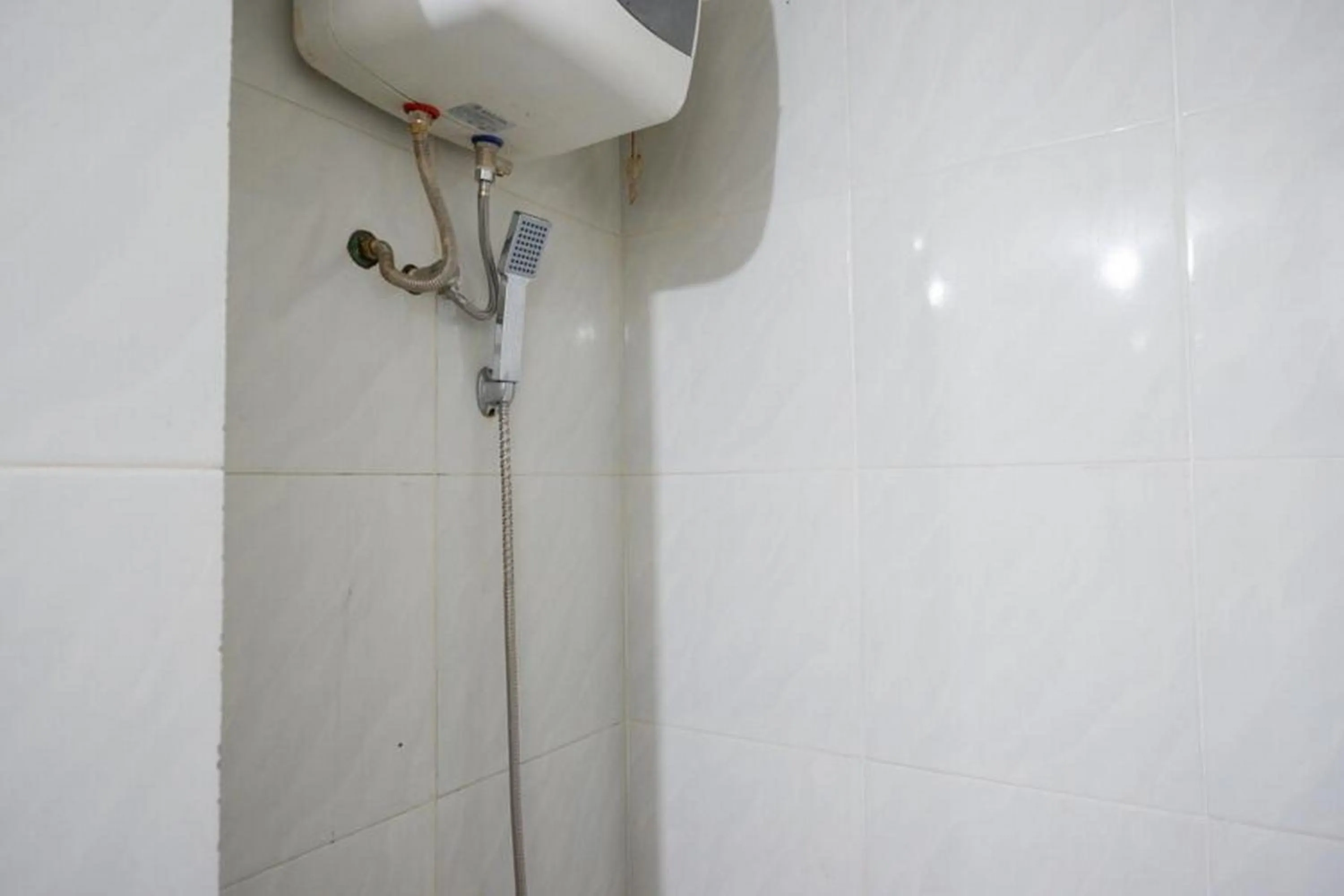 Bathroom in RedDoorz Plus at Hotel Srikandi Kendari