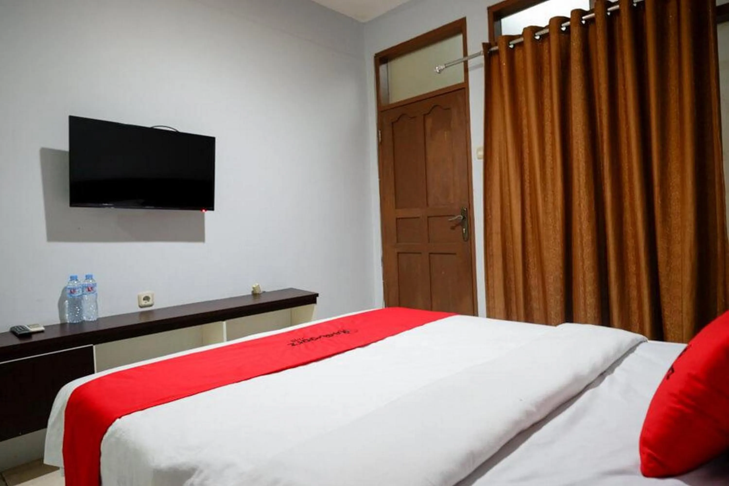 Bedroom, Bed in RedDoorz Plus at Hotel Srikandi Kendari