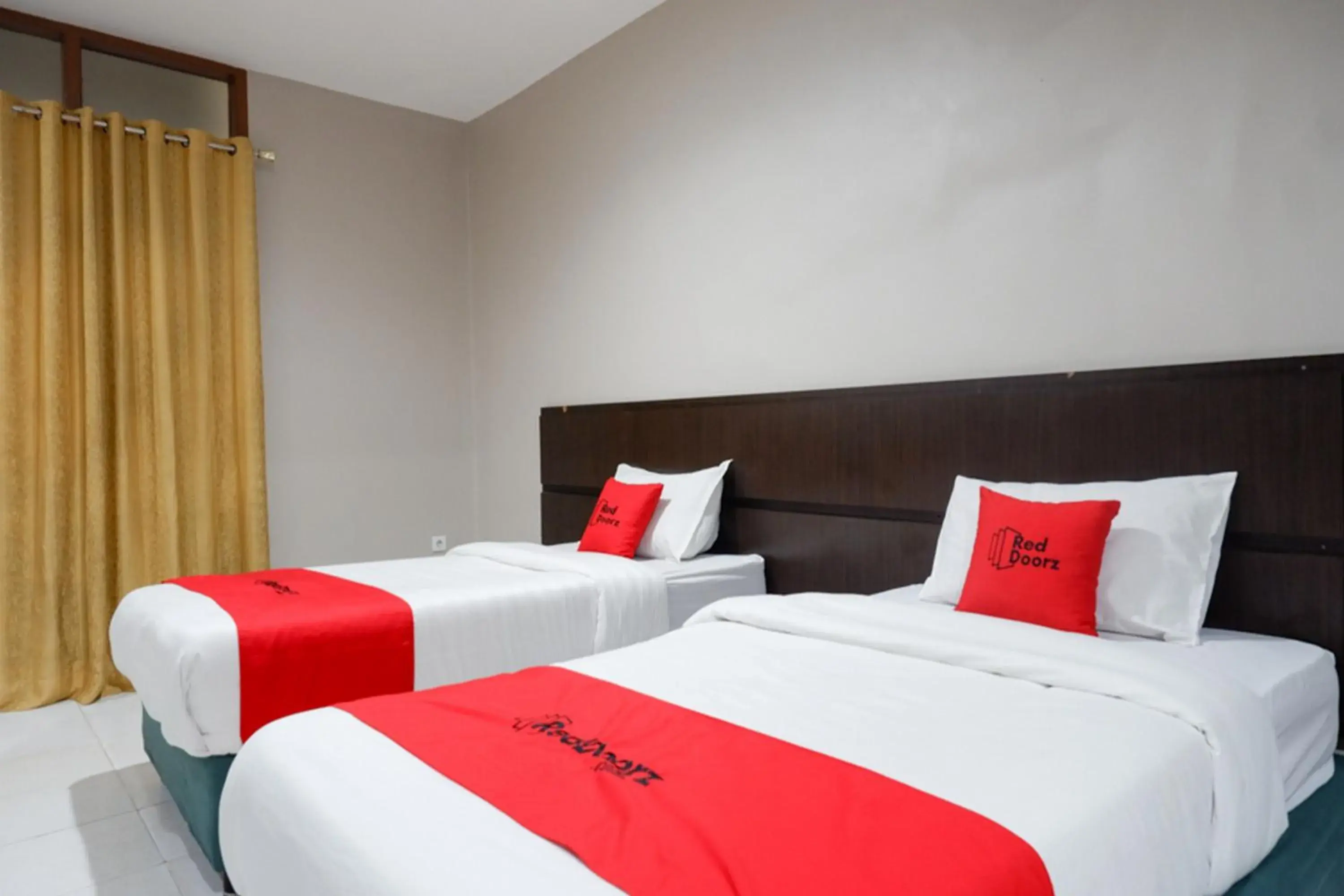 Twin Room in RedDoorz Plus at Hotel Srikandi Kendari Twin Room in RedDoorz Plus at Hotel Srikandi Kendari