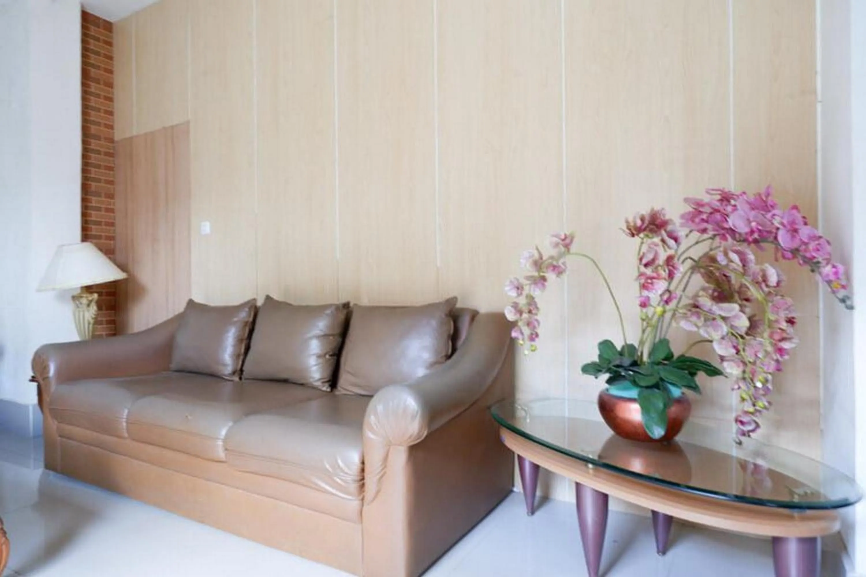 Seating area in RedDoorz Plus at Hotel Srikandi Kendari