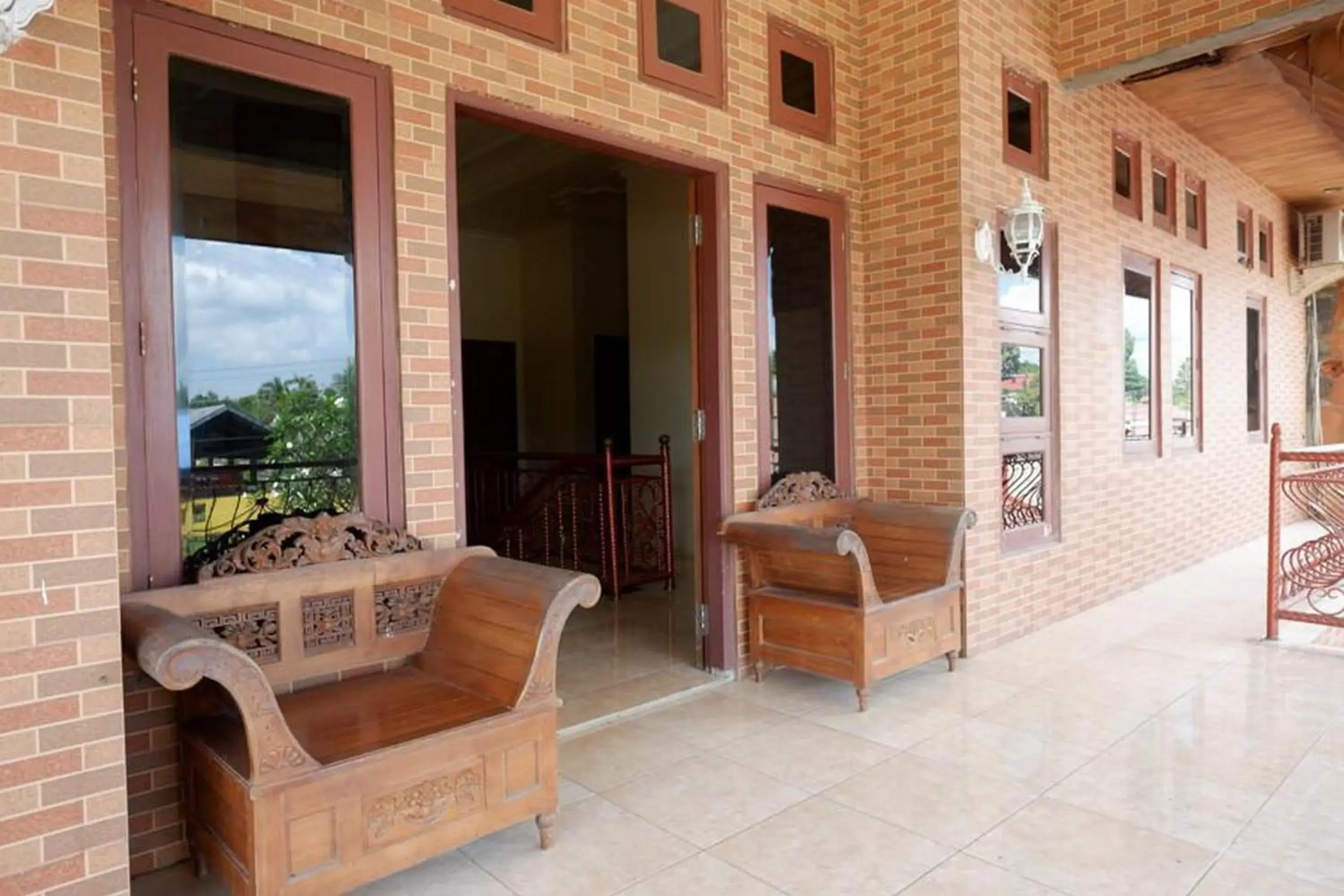 Property building in RedDoorz Plus at Hotel Srikandi Kendari Property building in RedDoorz Plus at Hotel Srikandi Kendari