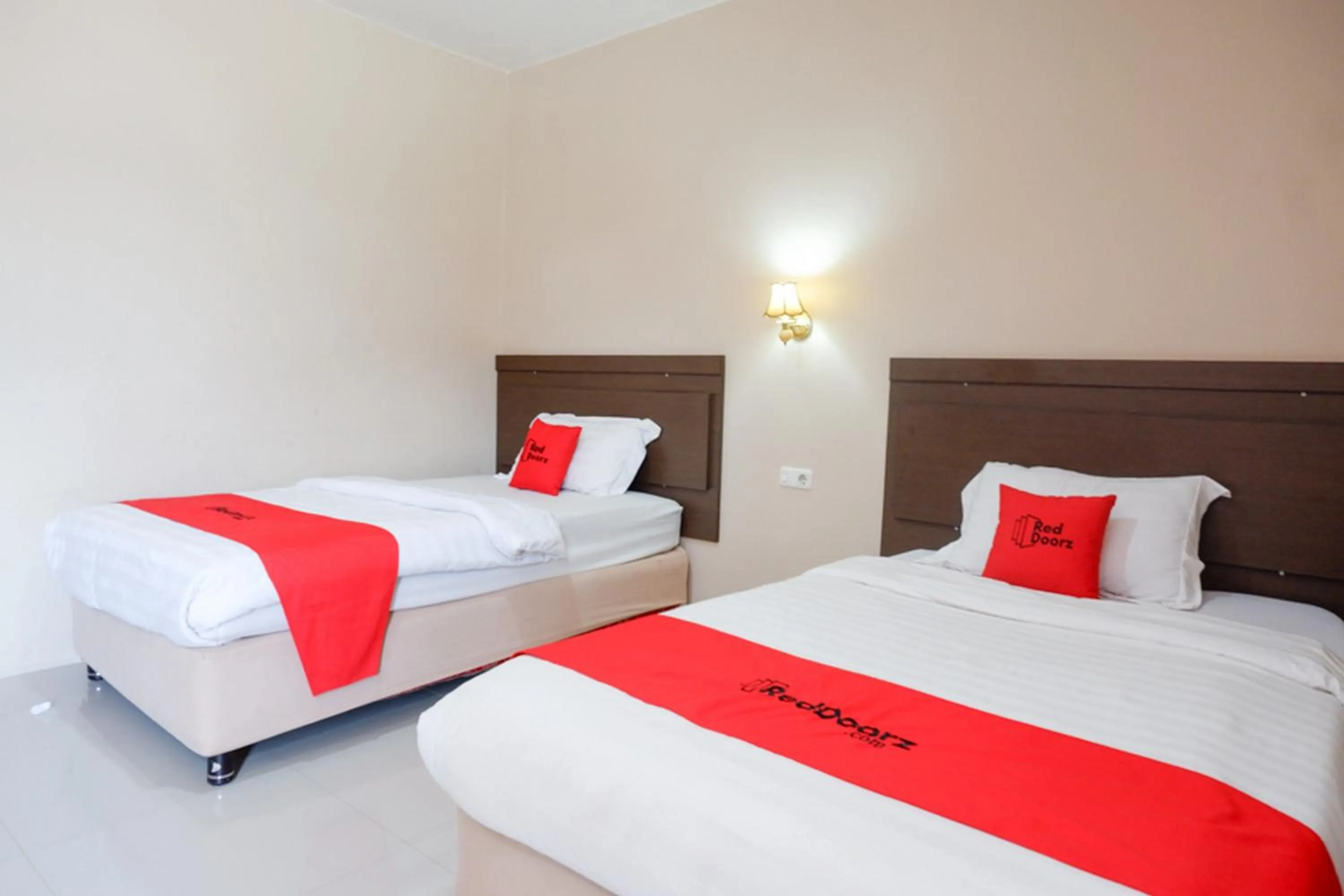 Bedroom, Bed in RedDoorz Plus at Hotel Srikandi Kendari