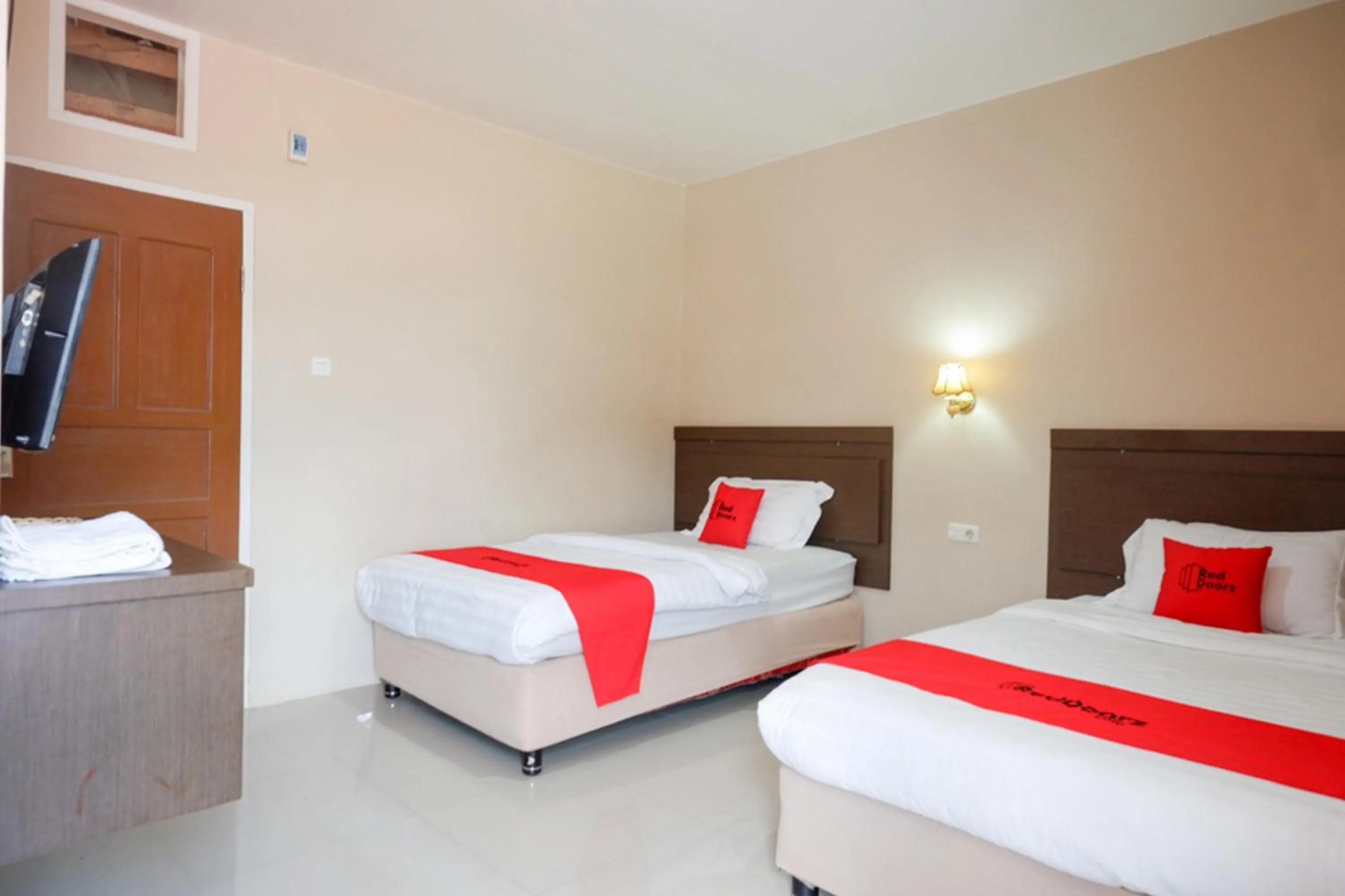 Bedroom, Bed in RedDoorz Plus at Hotel Srikandi Kendari