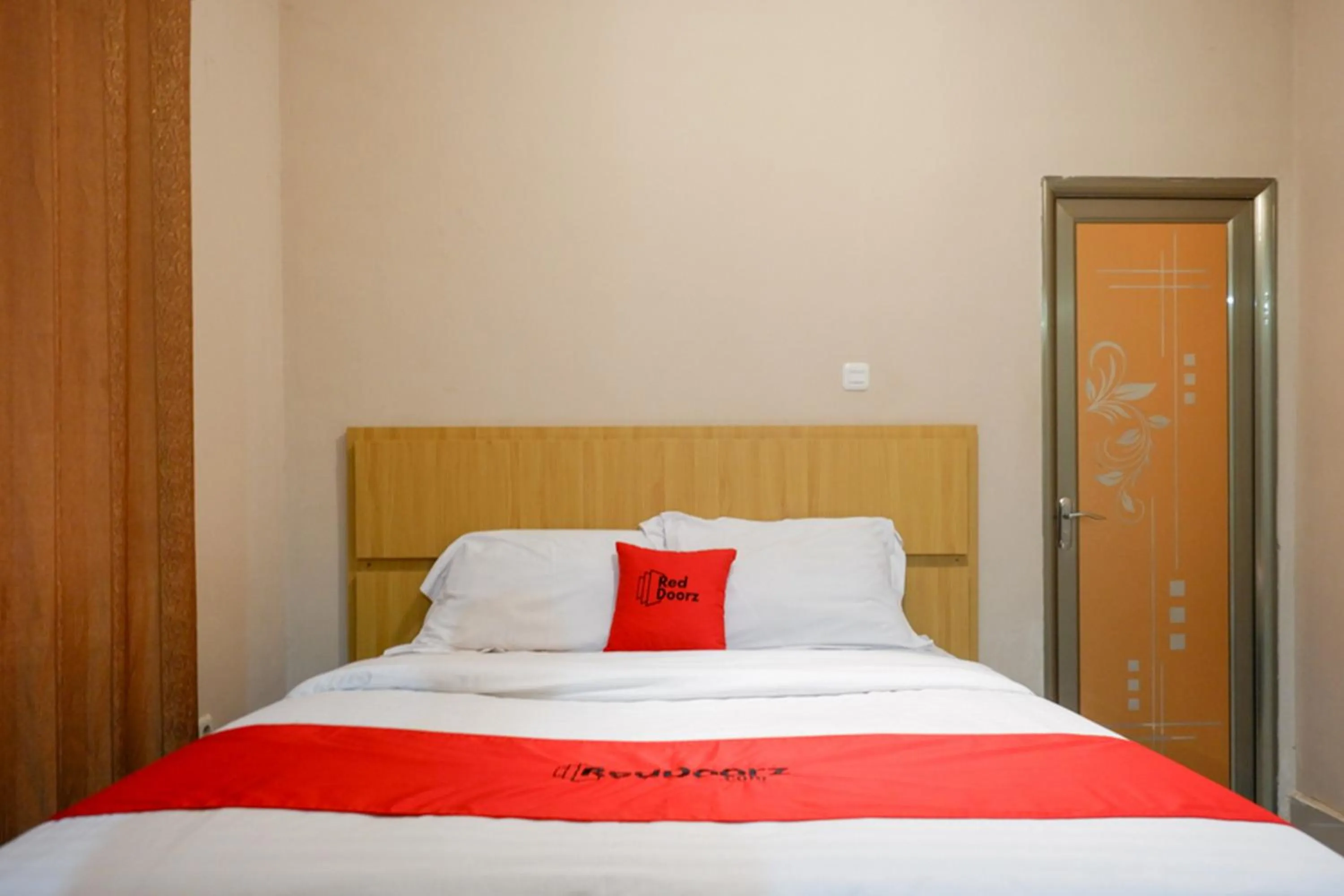 Bedroom, Bed in RedDoorz Plus at Hotel Srikandi Kendari