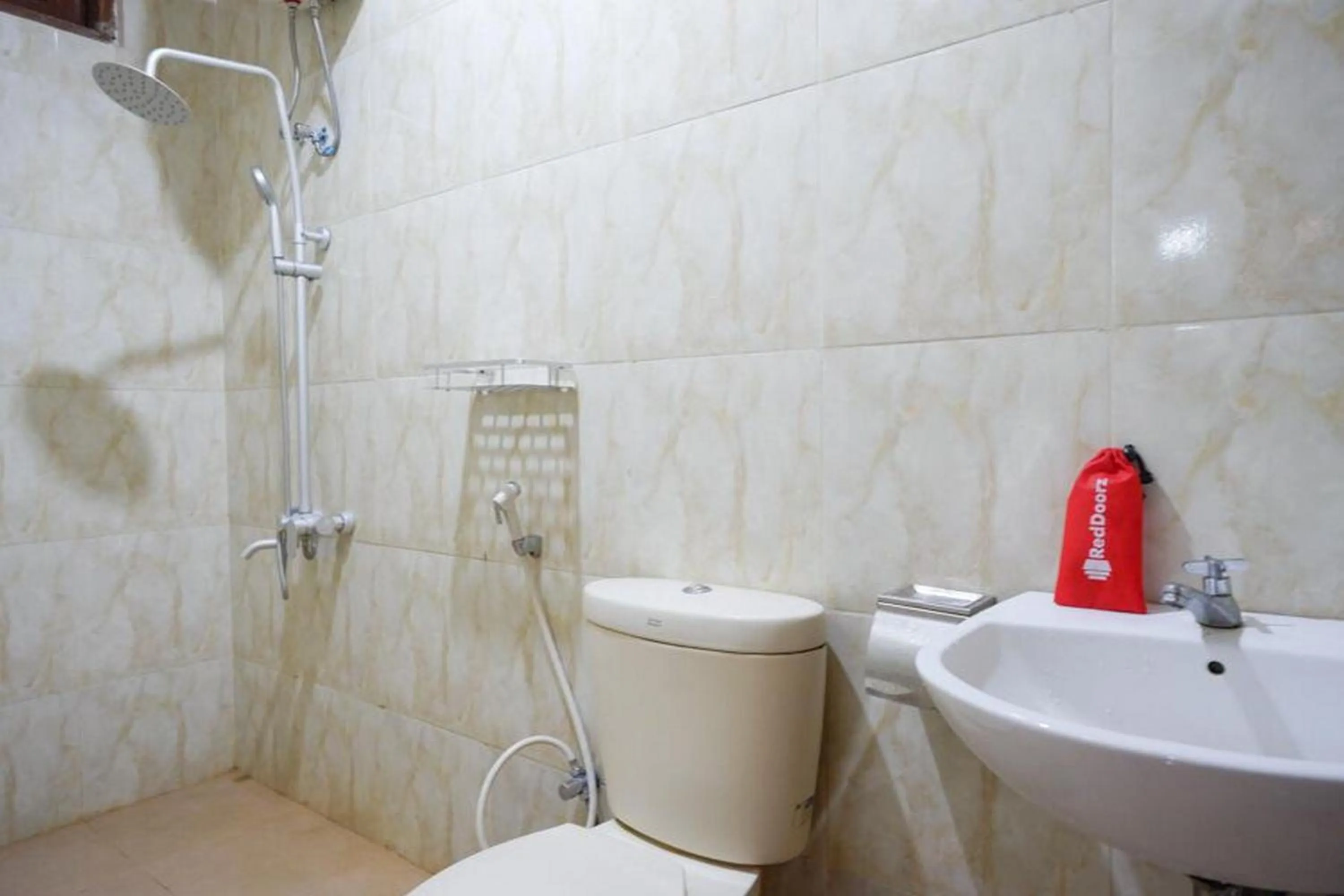 Bathroom in RedDoorz Plus at Hotel Srikandi Kendari