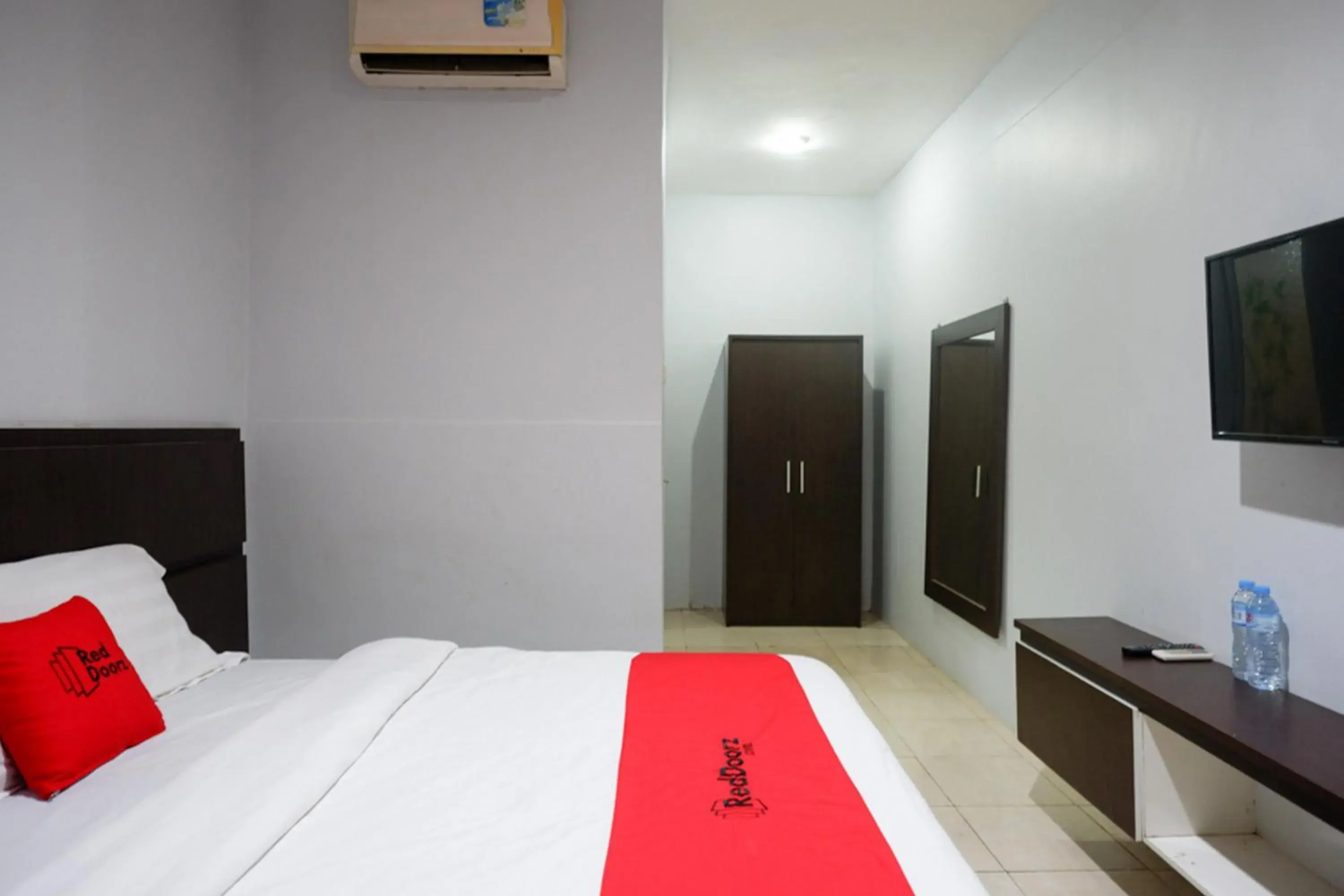 Bedroom, Bed in RedDoorz Plus at Hotel Srikandi Kendari Bedroom, Bed in RedDoorz Plus at Hotel Srikandi Kendari