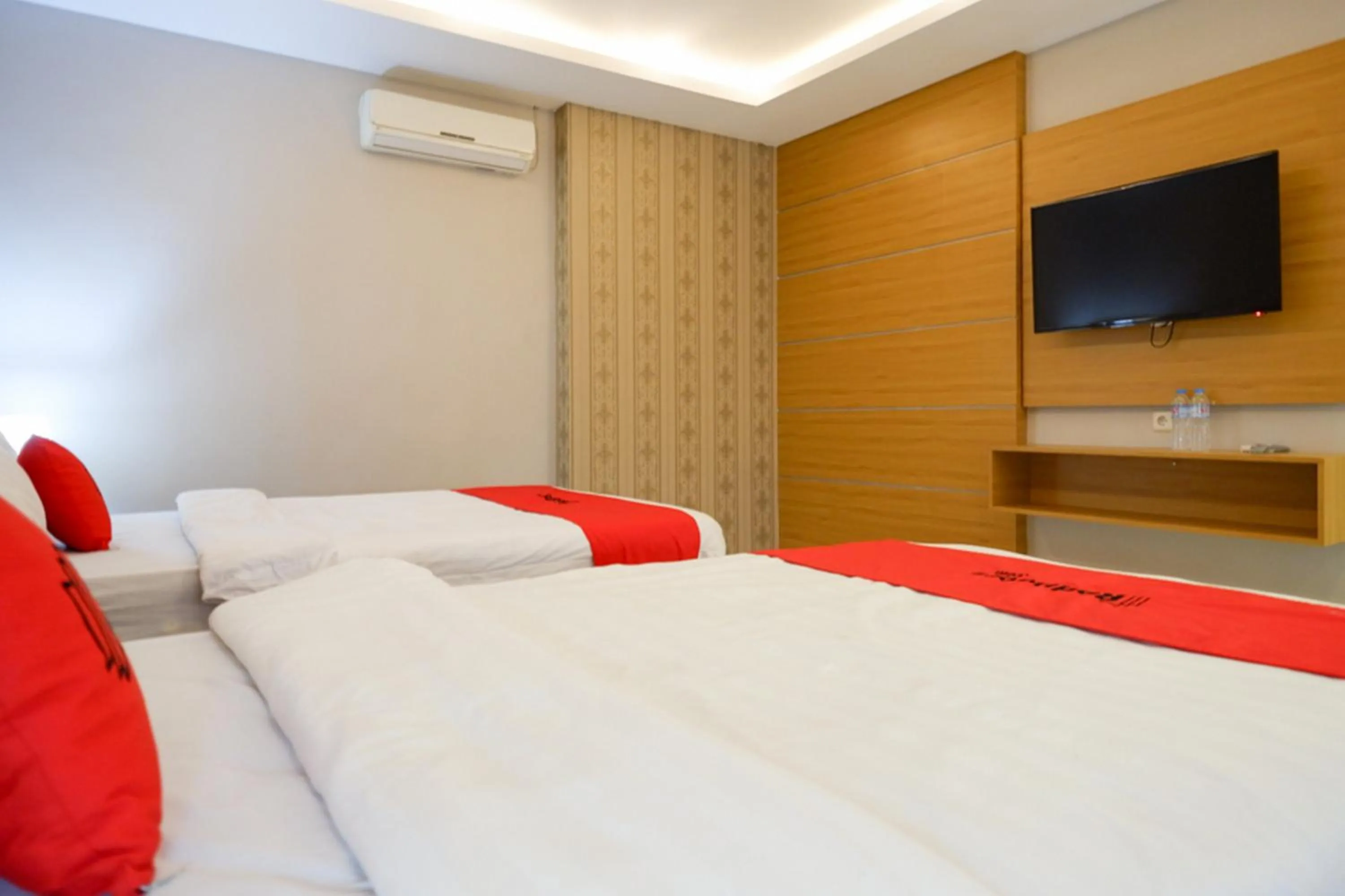 Bedroom, Bed in RedDoorz Plus at Hotel Srikandi Kendari