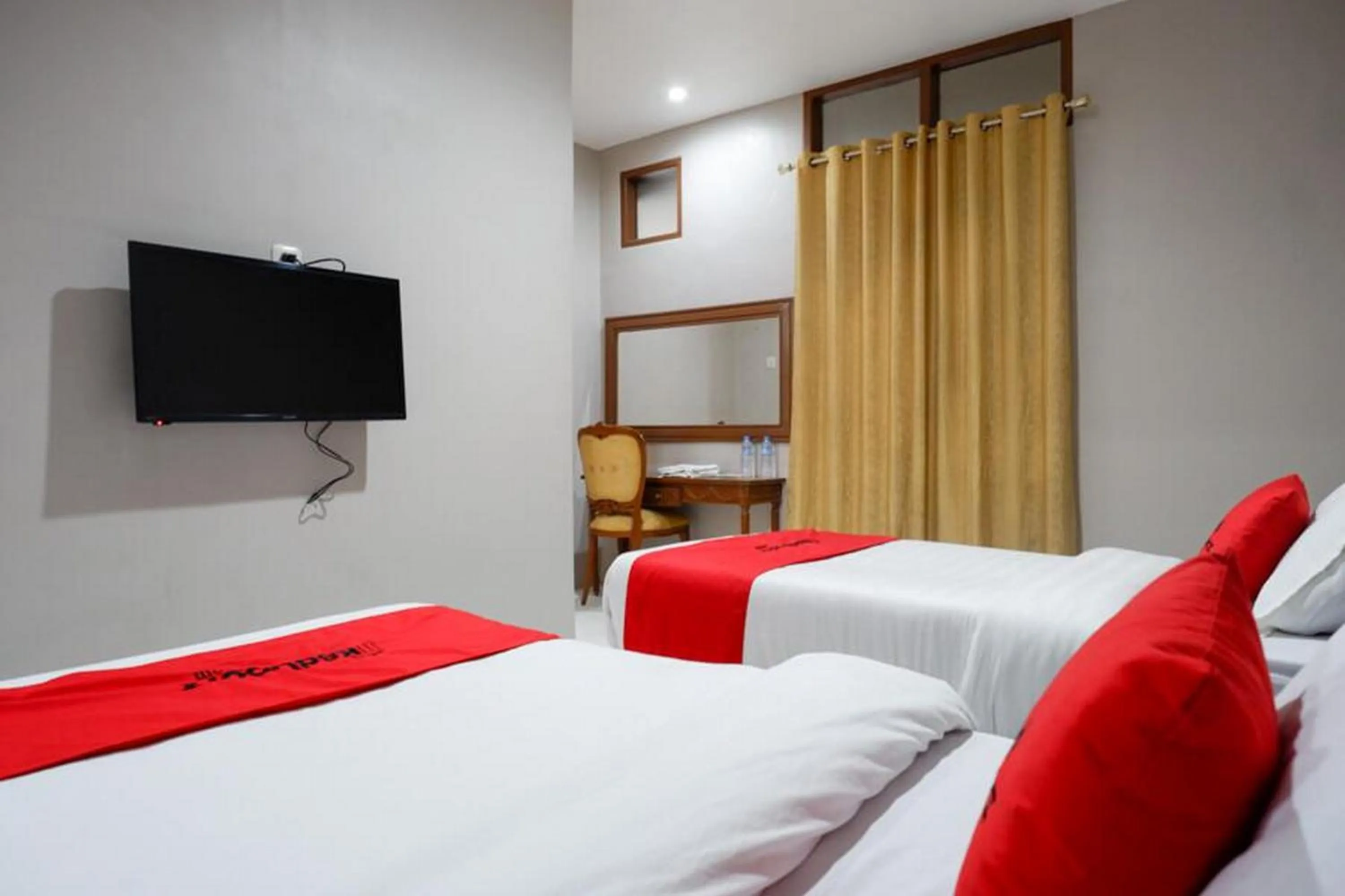 Bedroom, Bed in RedDoorz Plus at Hotel Srikandi Kendari