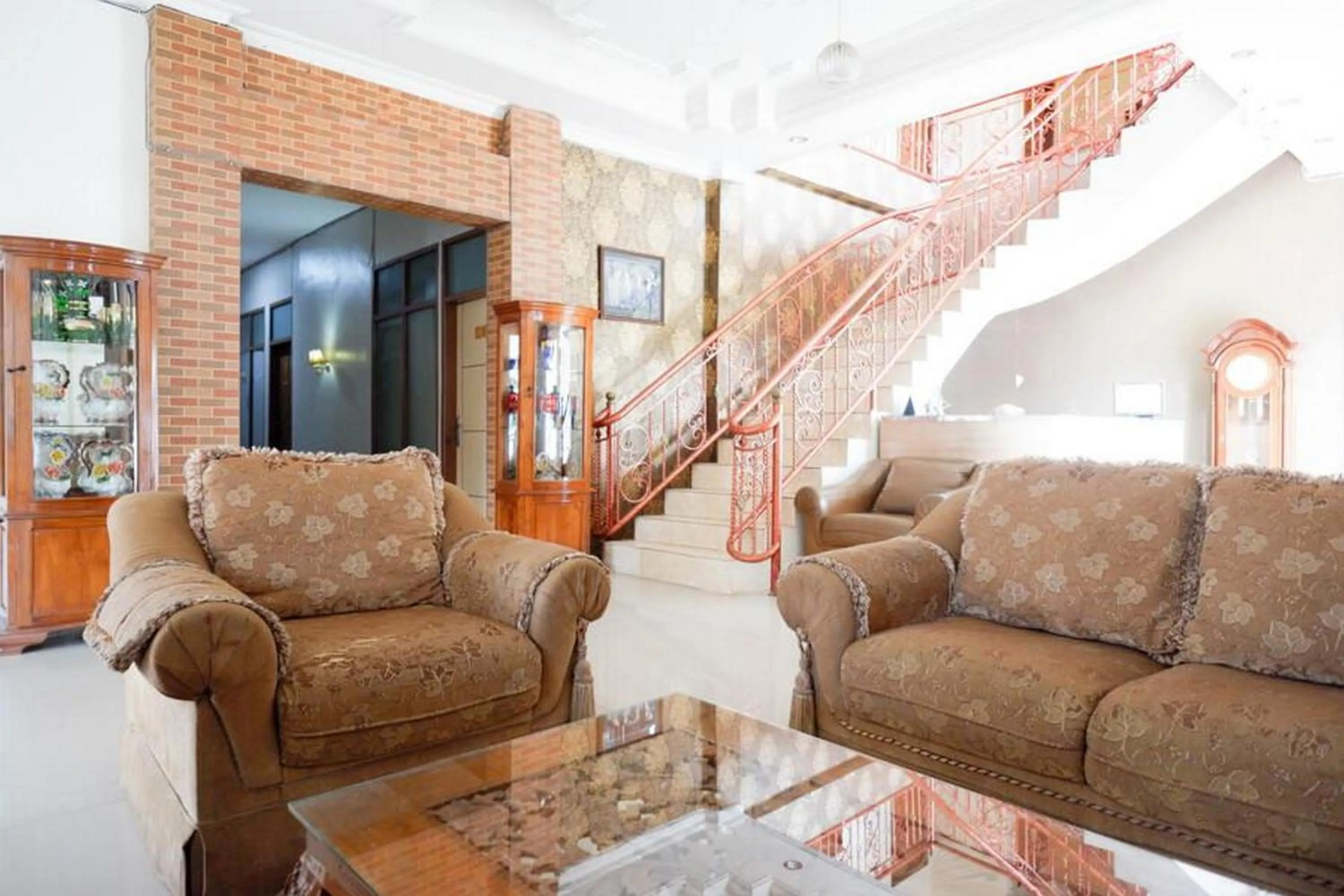 Seating area in RedDoorz Plus at Hotel Srikandi Kendari