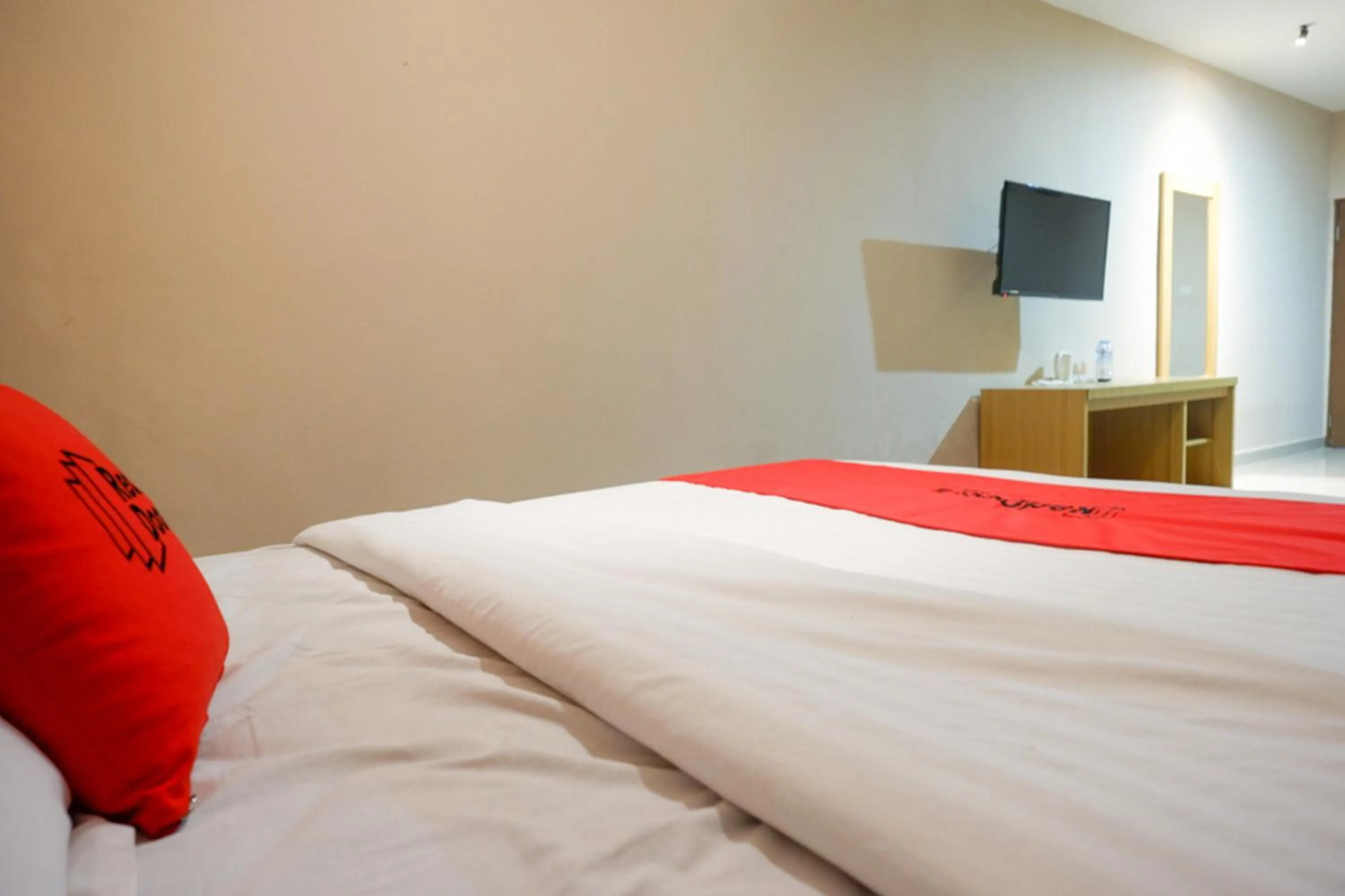 Photo of the whole room, Bed in RedDoorz Plus at Hotel Srikandi Kendari