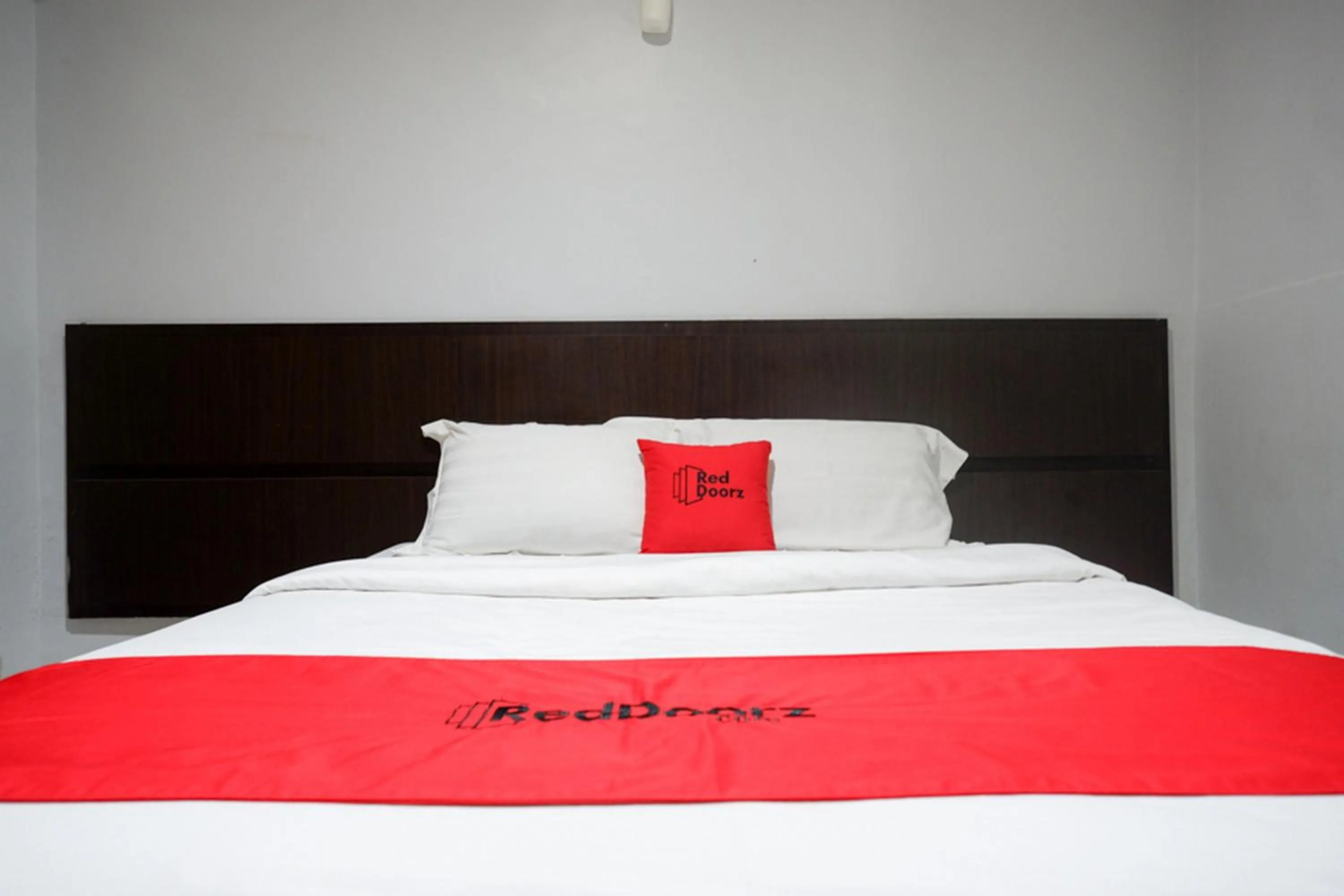 Bedroom, Bed in RedDoorz Plus at Hotel Srikandi Kendari