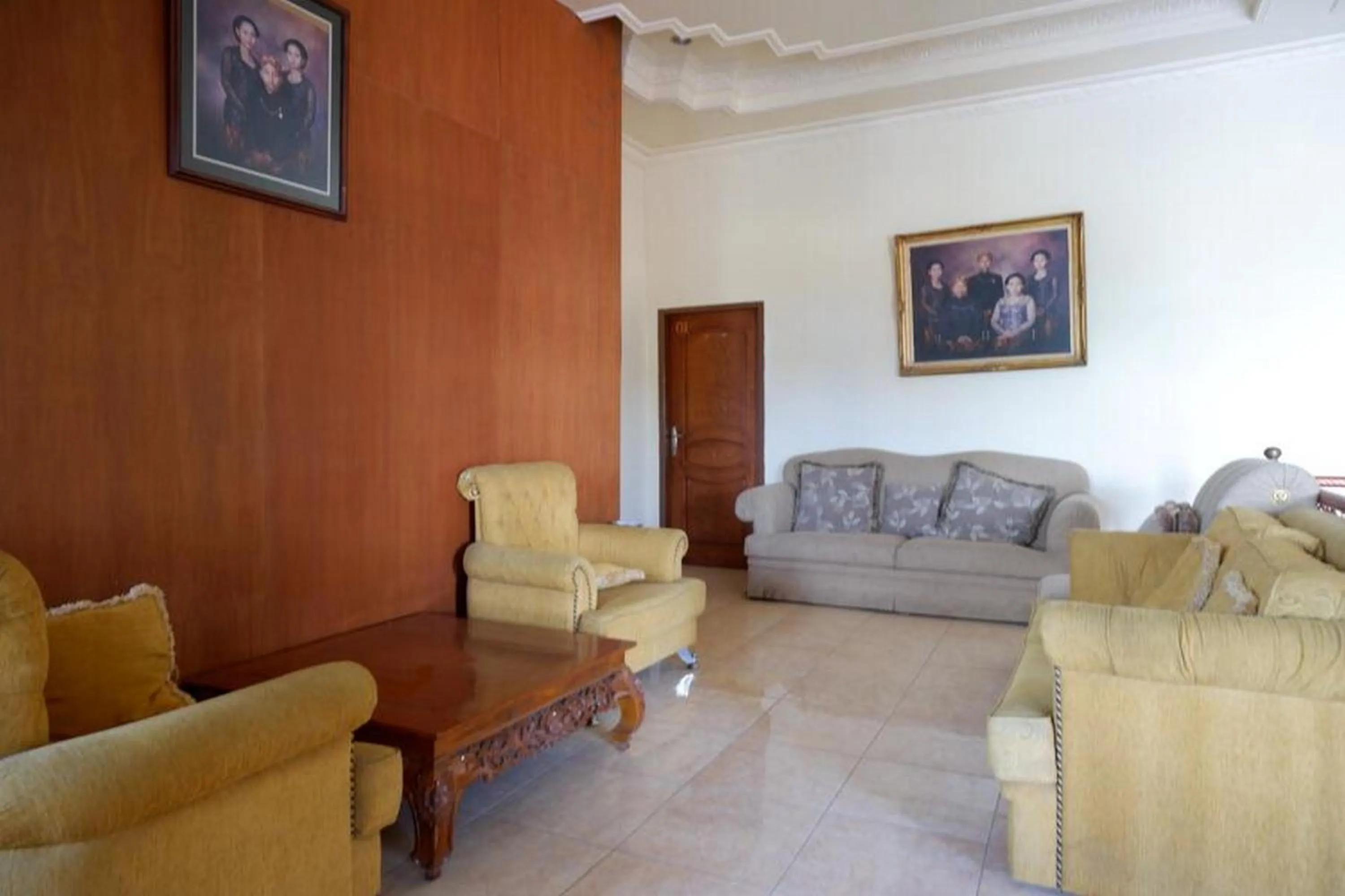 Seating area in RedDoorz Plus at Hotel Srikandi Kendari