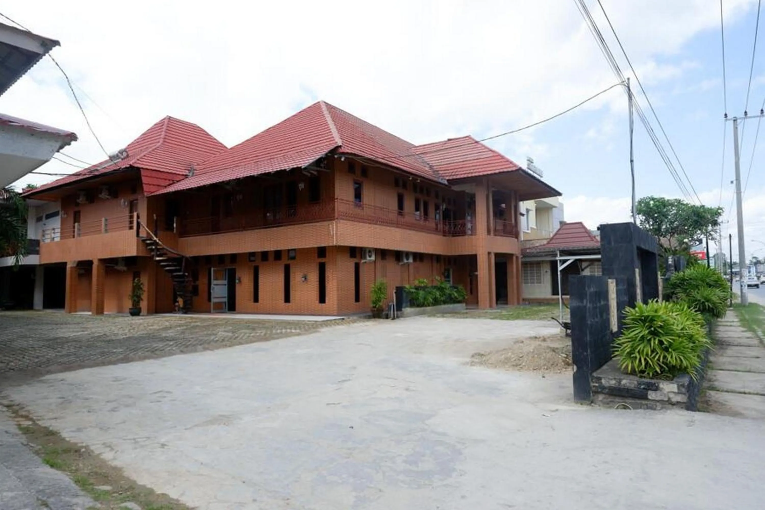 Facade/entrance in RedDoorz Plus at Hotel Srikandi Kendari