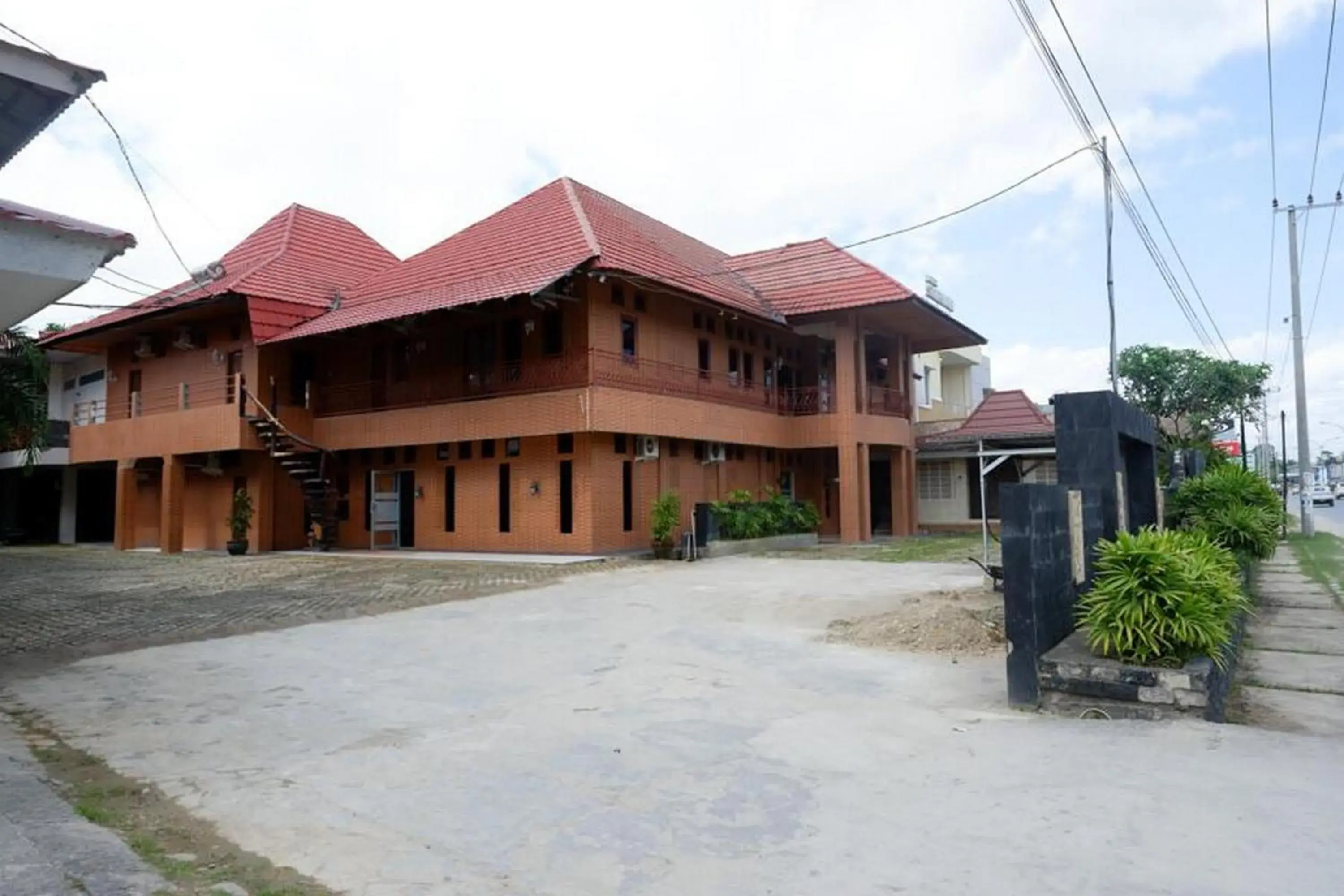 Facade/entrance in RedDoorz Plus at Hotel Srikandi Kendari Facade/entrance in RedDoorz Plus at Hotel Srikandi Kendari