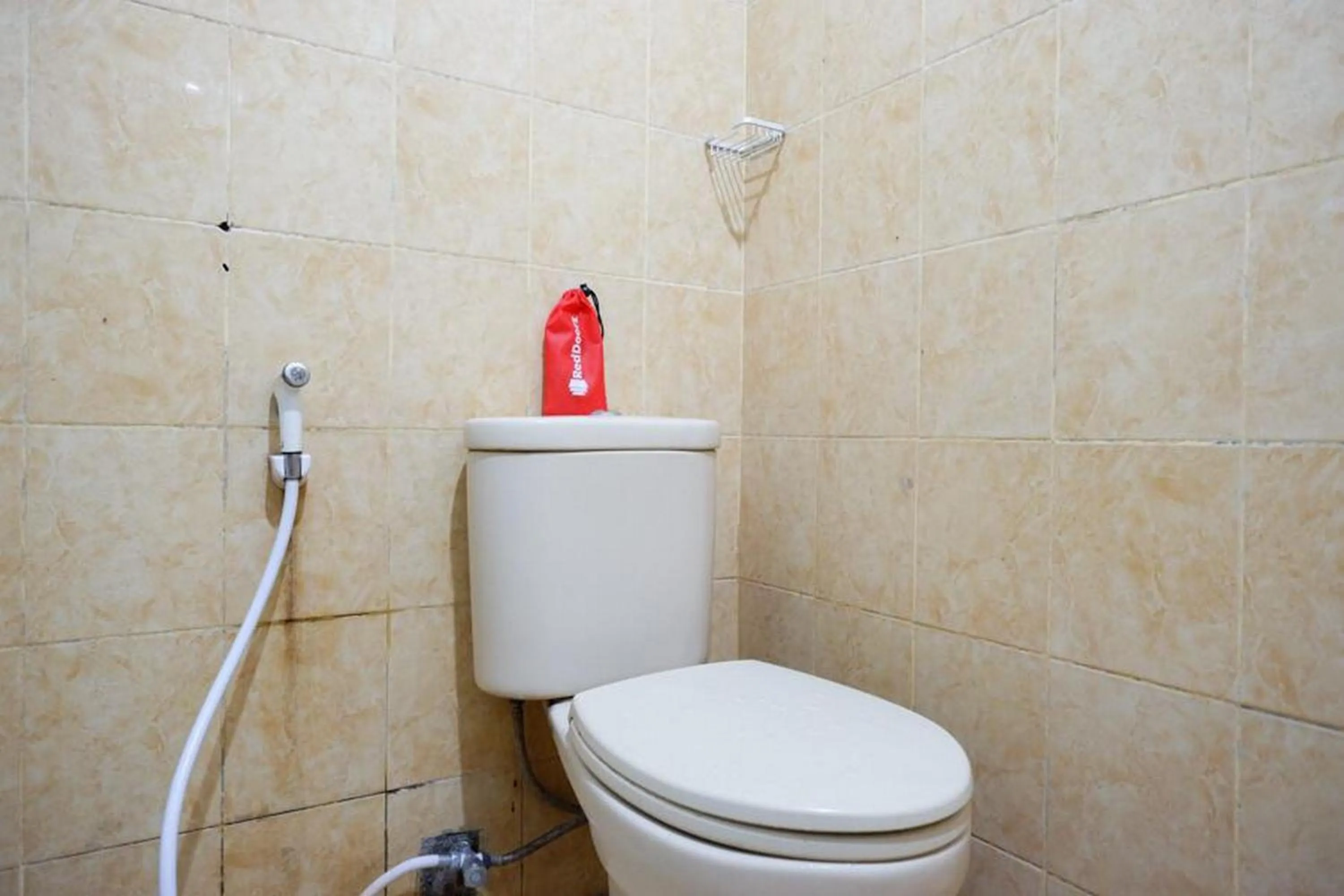 Bathroom in RedDoorz Plus at Hotel Srikandi Kendari