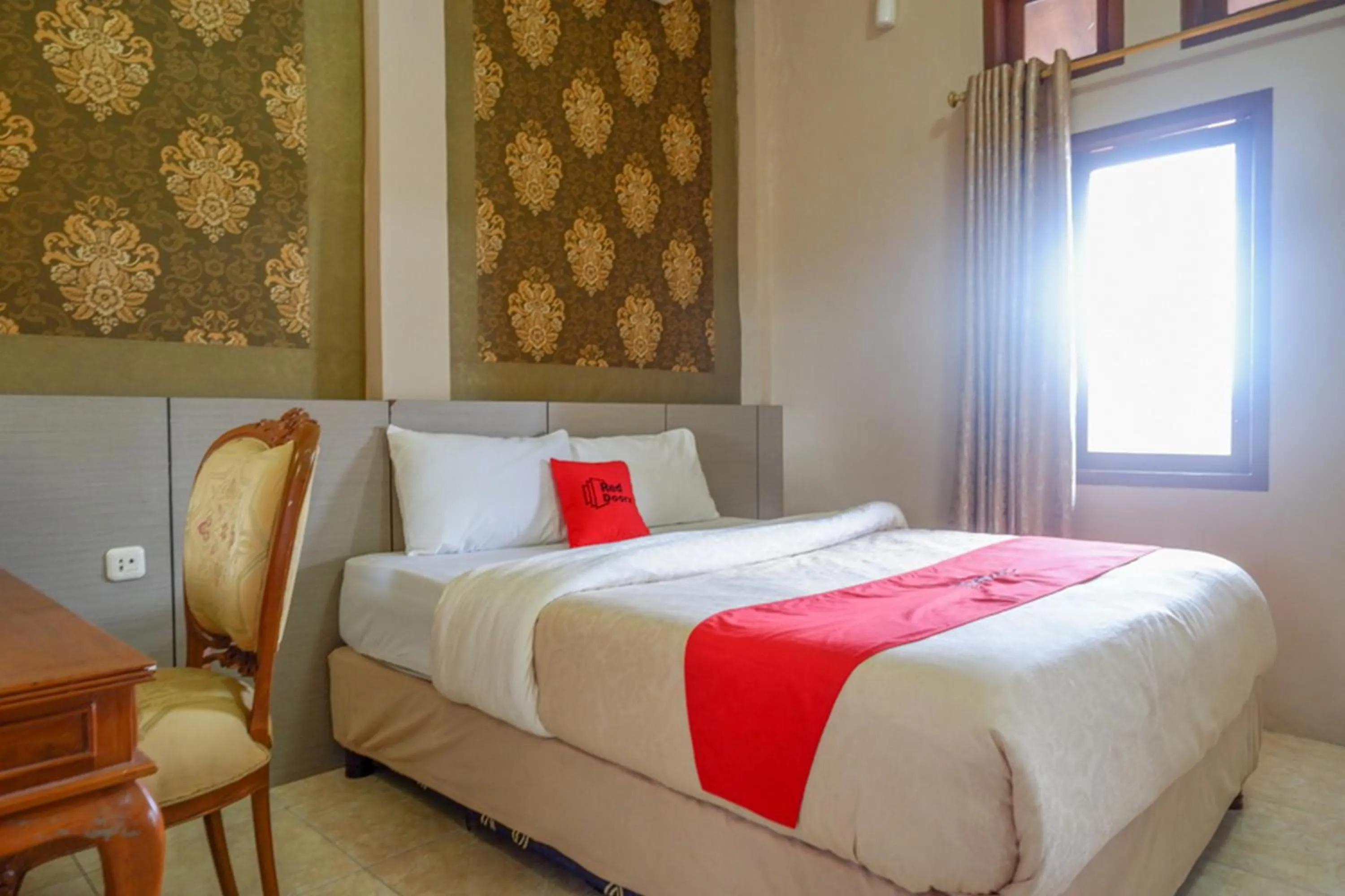 Bedroom, Bed in RedDoorz Plus at Hotel Srikandi Kendari