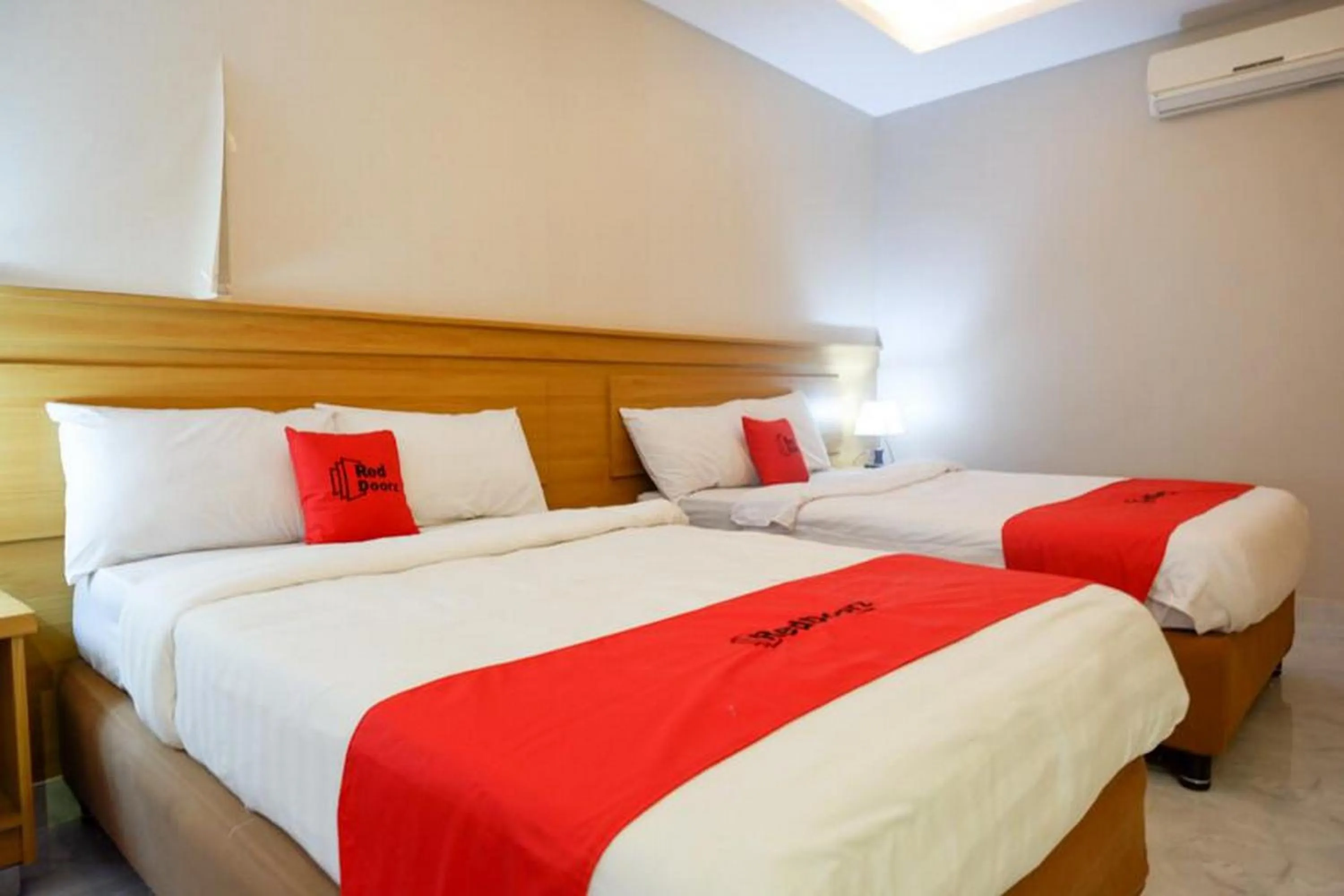 Bedroom, Bed in RedDoorz Plus at Hotel Srikandi Kendari