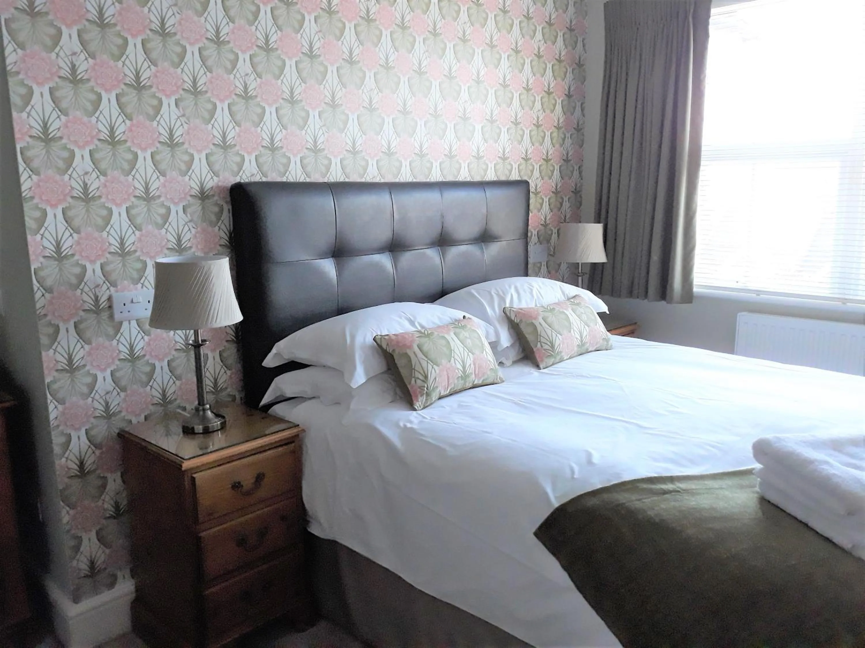 Bedroom, Bed in Breakers Bed and Breakfast