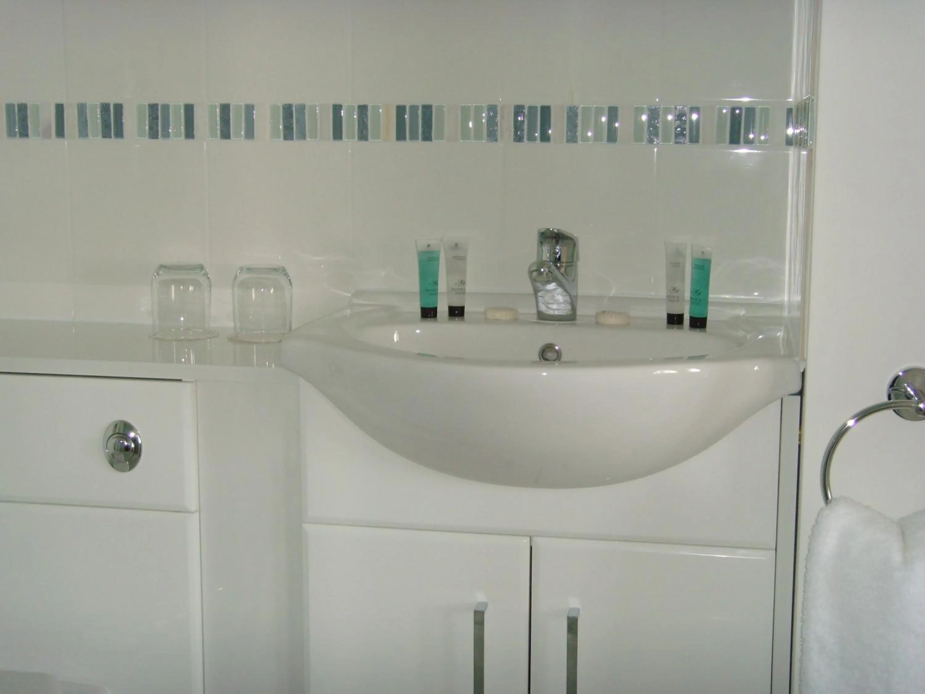 Bathroom in Breakers Bed and Breakfast