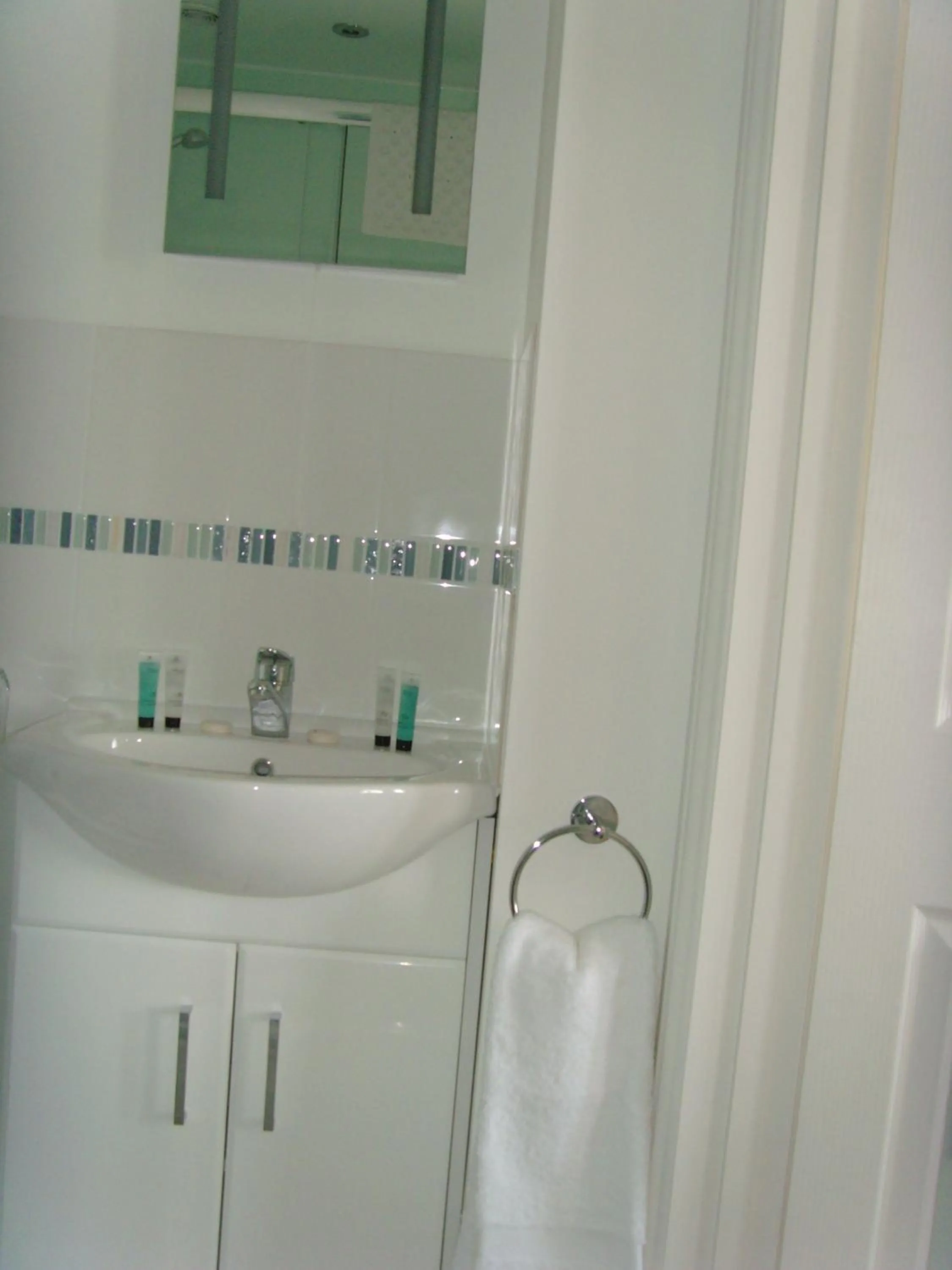 Bathroom in Breakers Bed and Breakfast