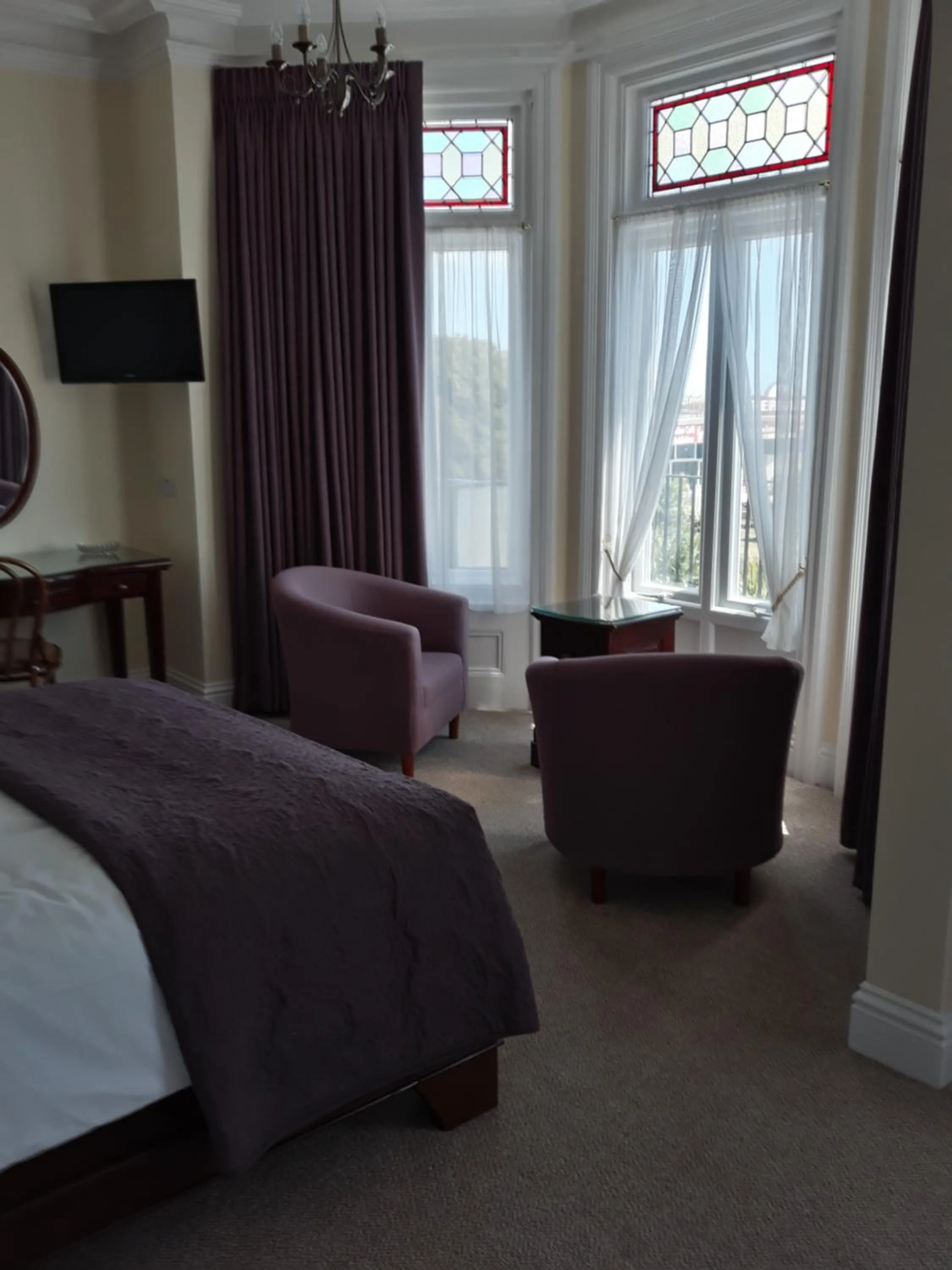 Seating area, Bed in Breakers Bed and Breakfast