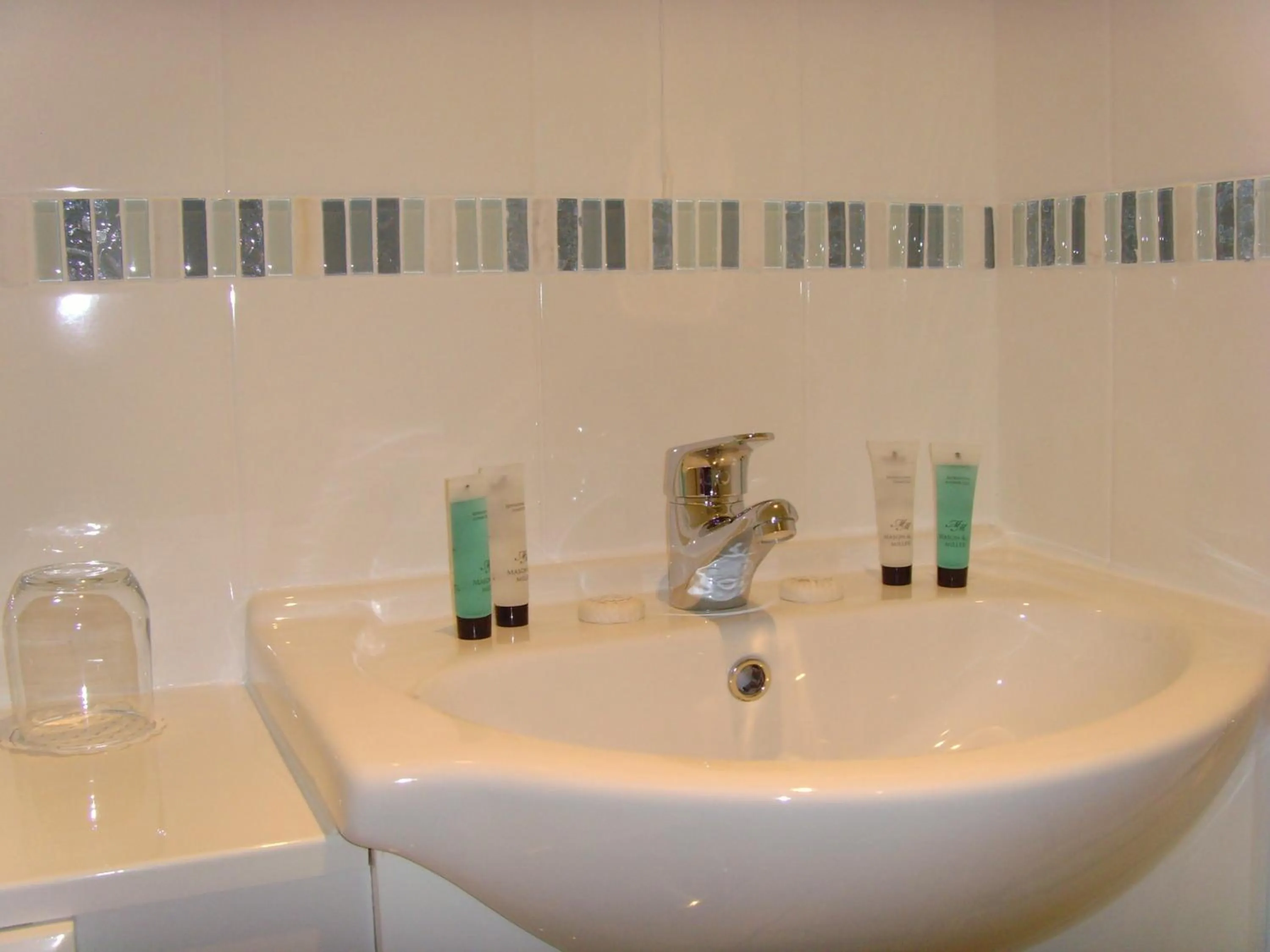 Bathroom in Breakers Bed and Breakfast