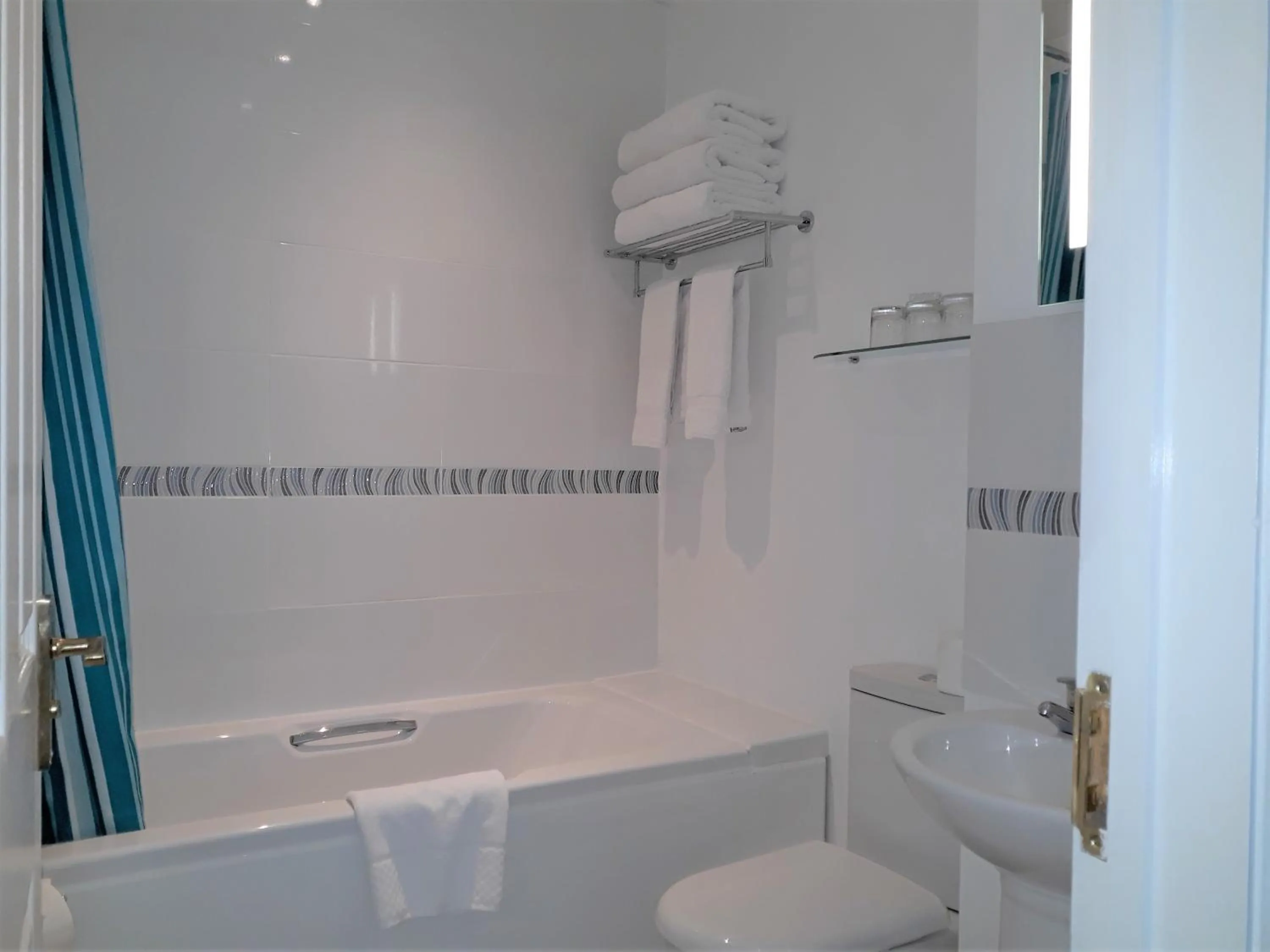 Bathroom in Breakers Bed and Breakfast