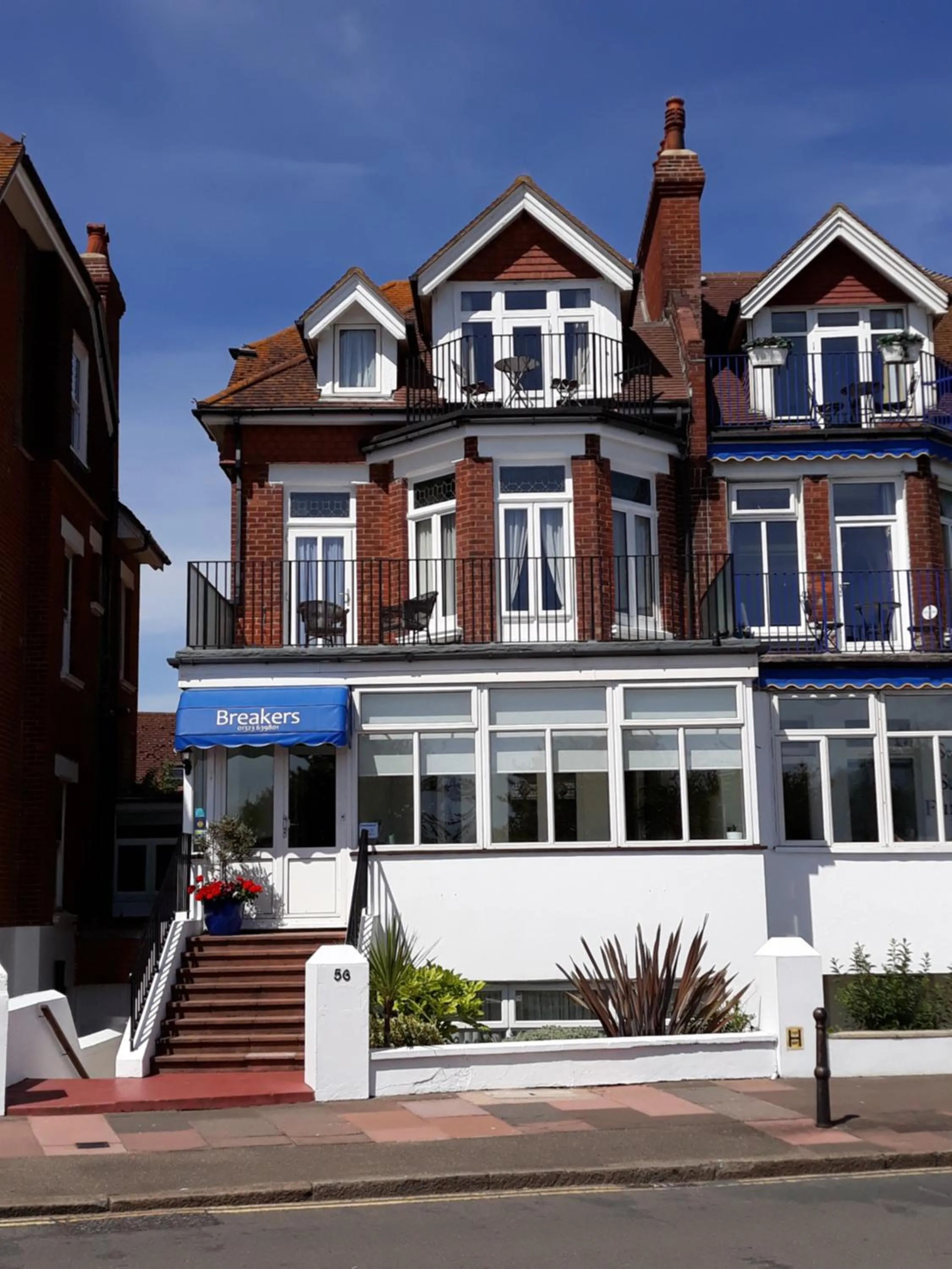 Facade/entrance in Breakers Bed and Breakfast