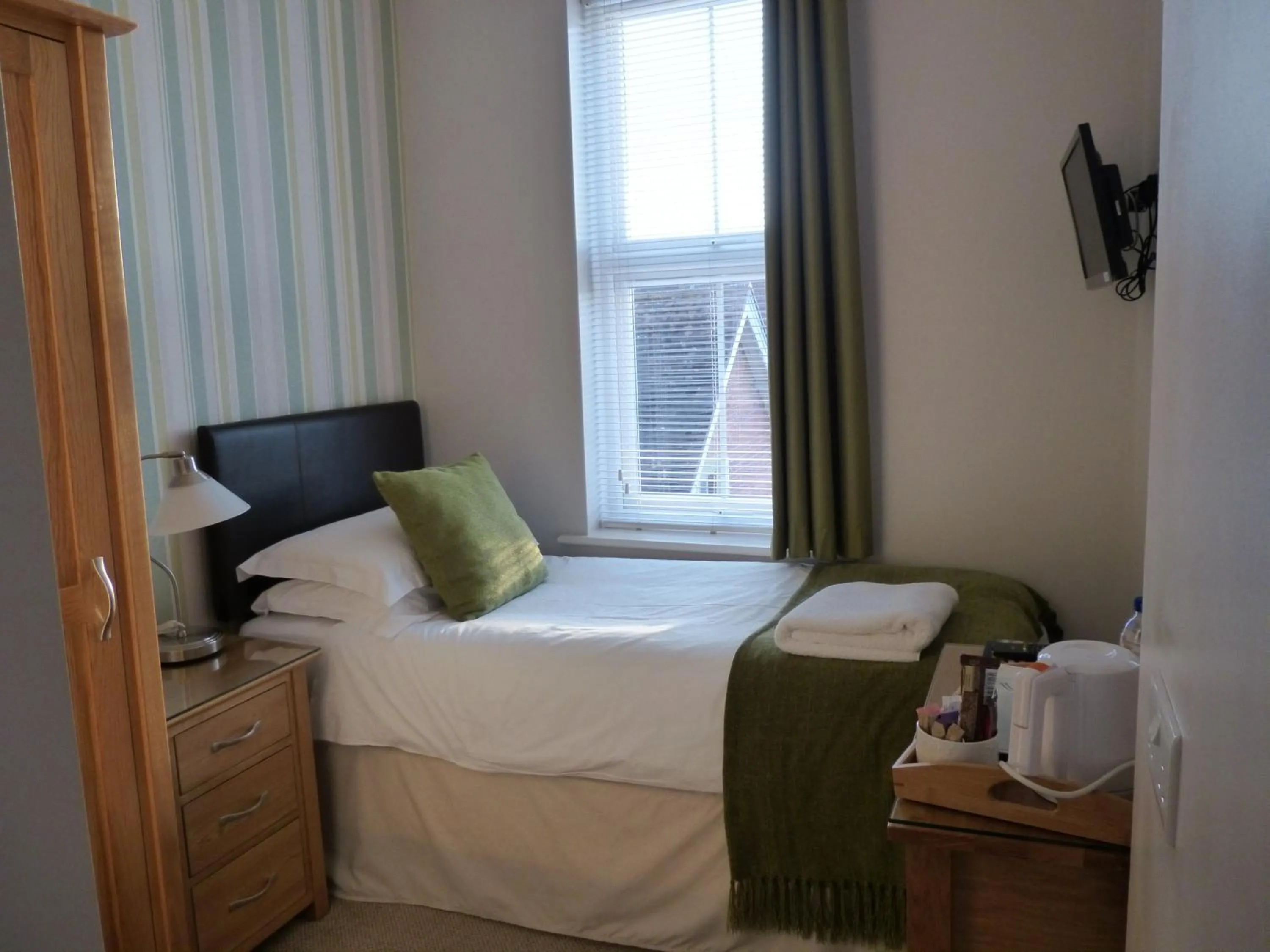 Photo of the whole room, Bed in Breakers Bed and Breakfast
