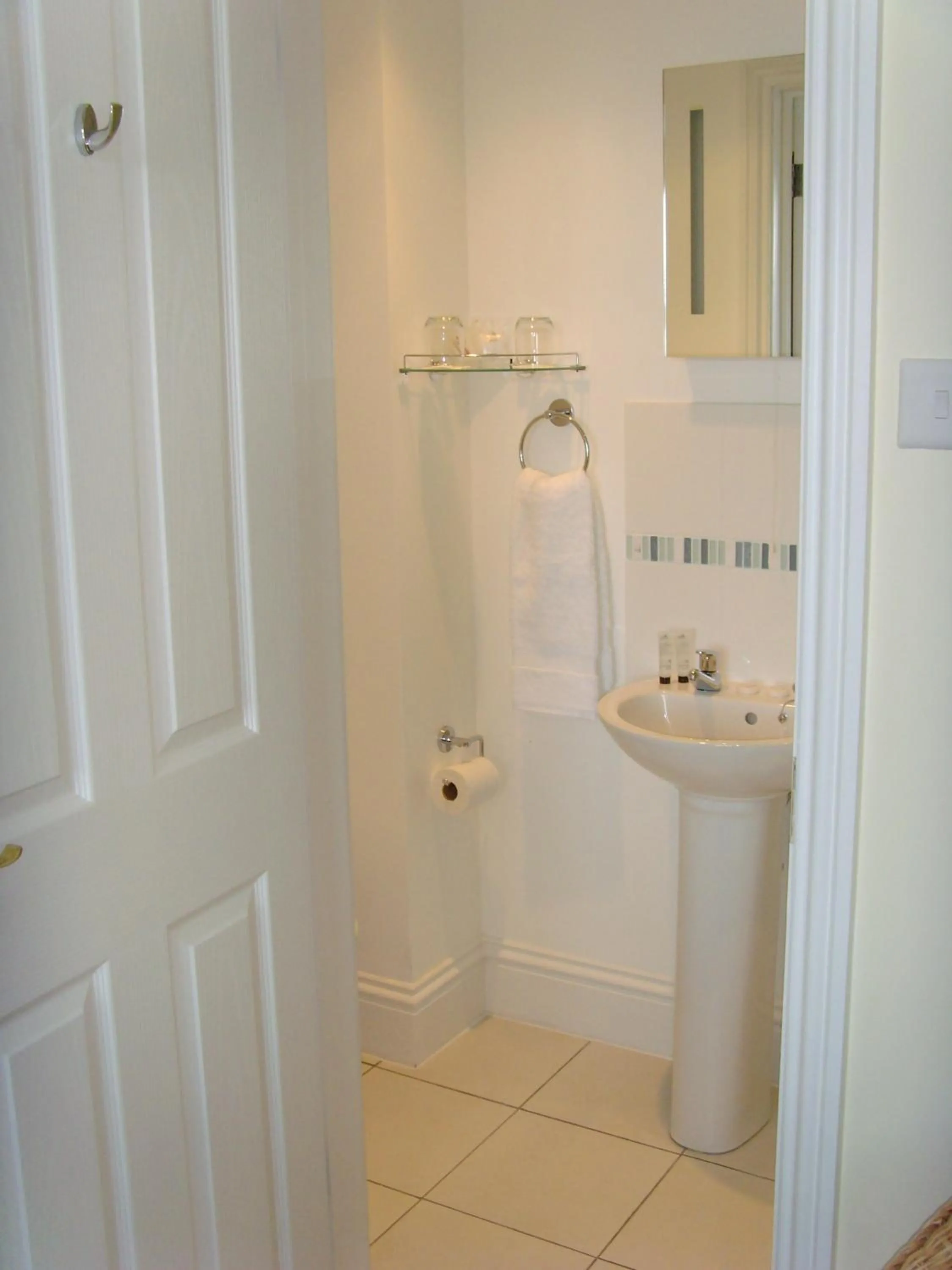 Bathroom in Breakers Bed and Breakfast