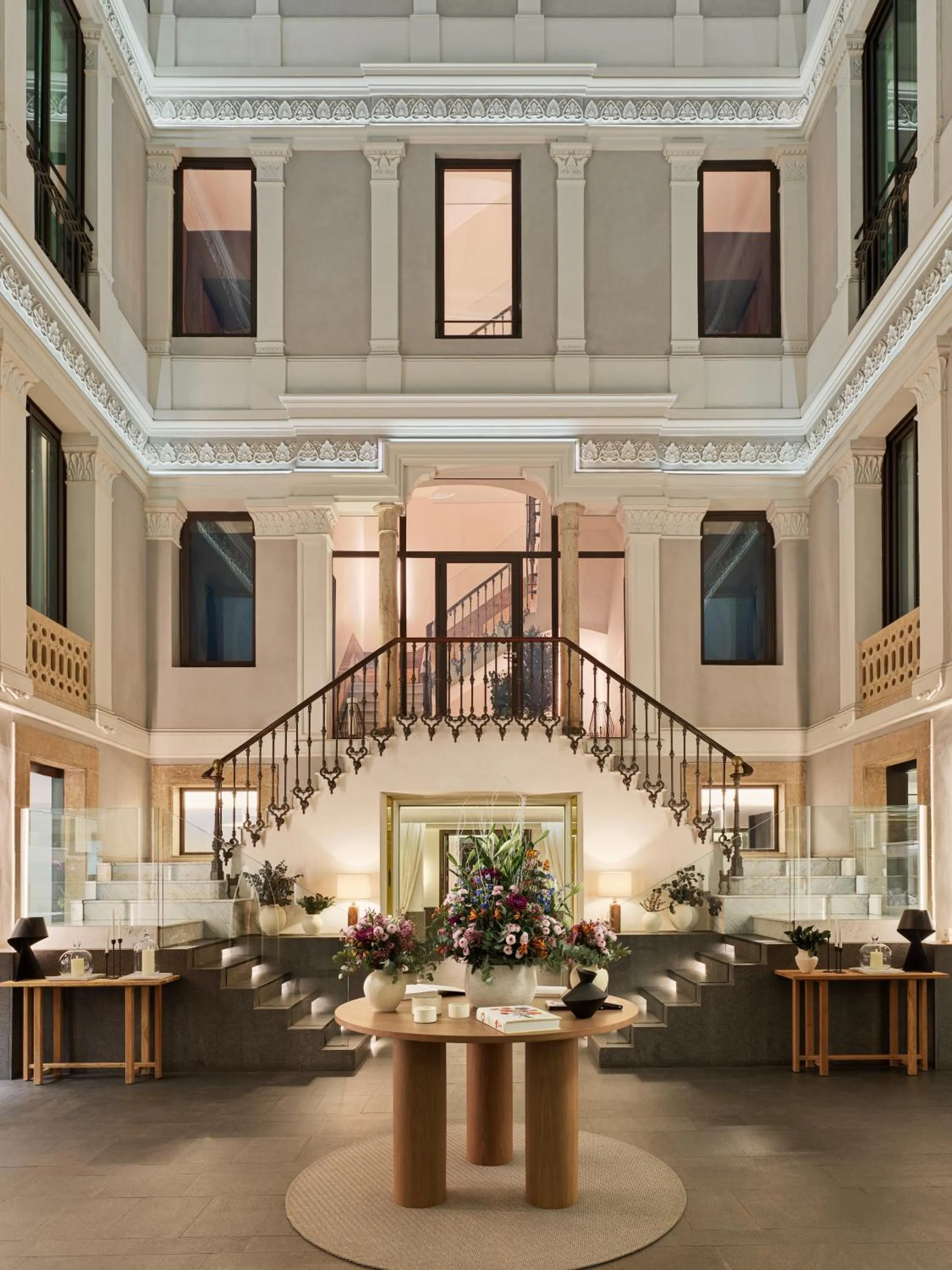 Lobby or reception in H10 Urquinaona Plaza